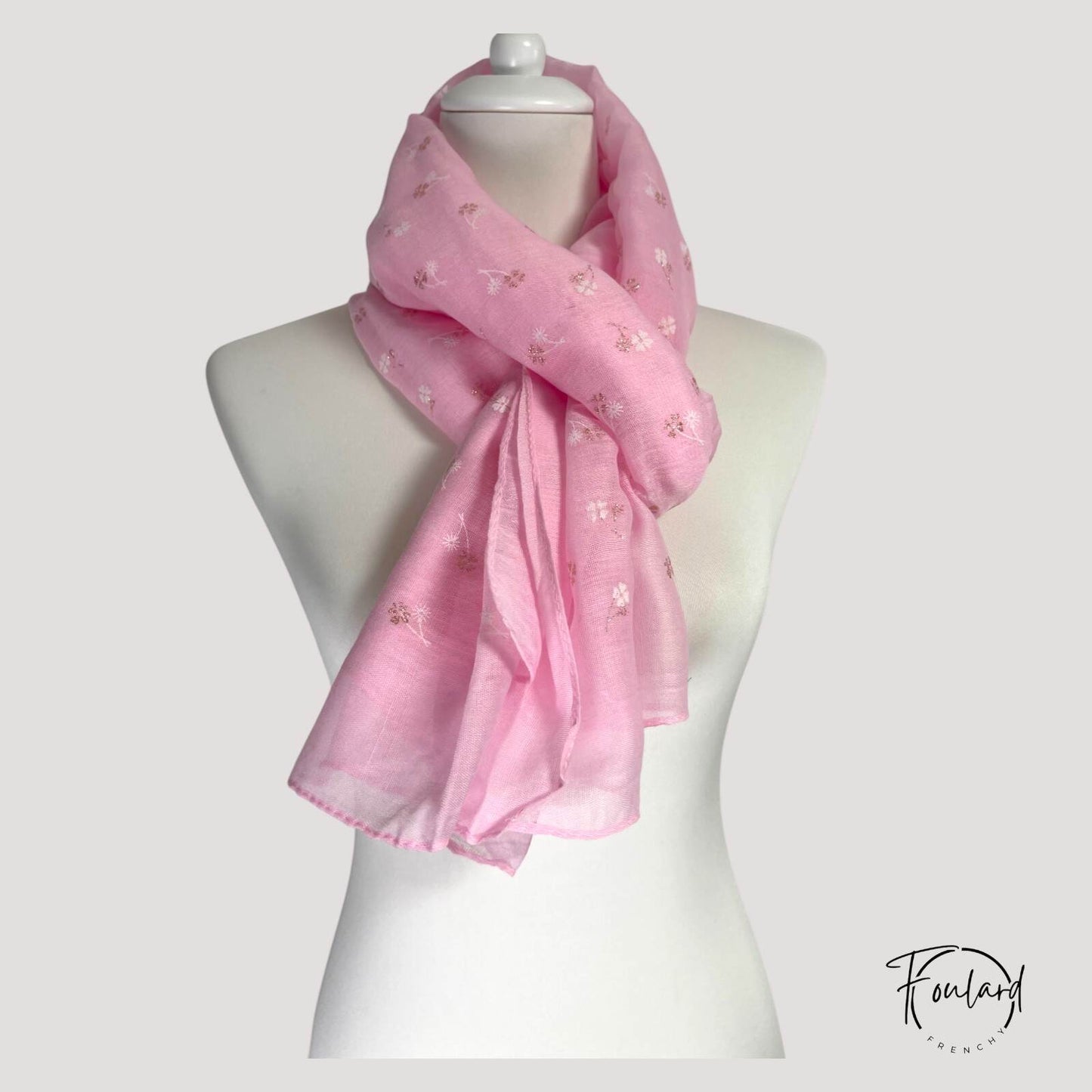 Vue d'ensemble d'un foulard léger en polyester rose