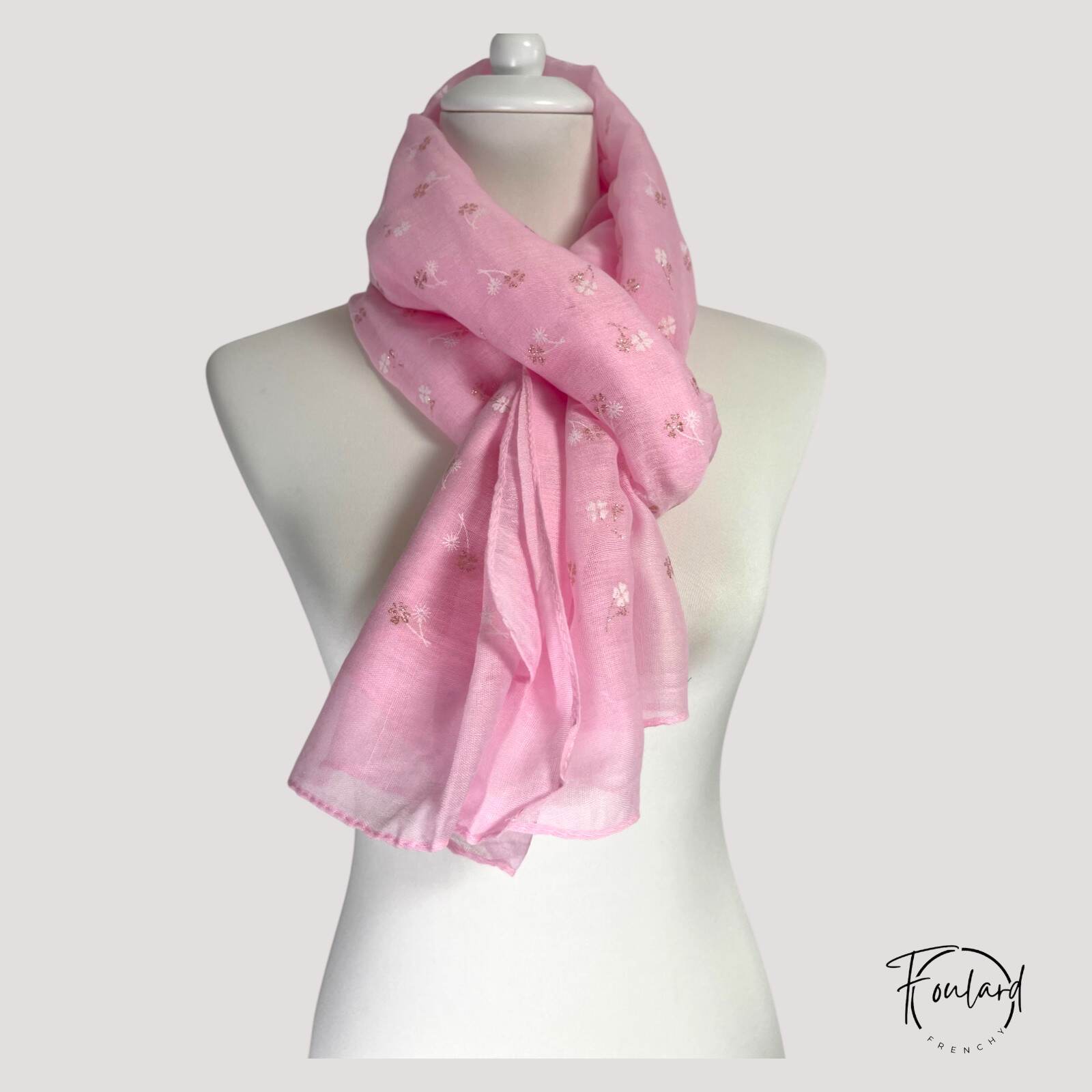 Vue d'ensemble d'un foulard léger en polyester rose