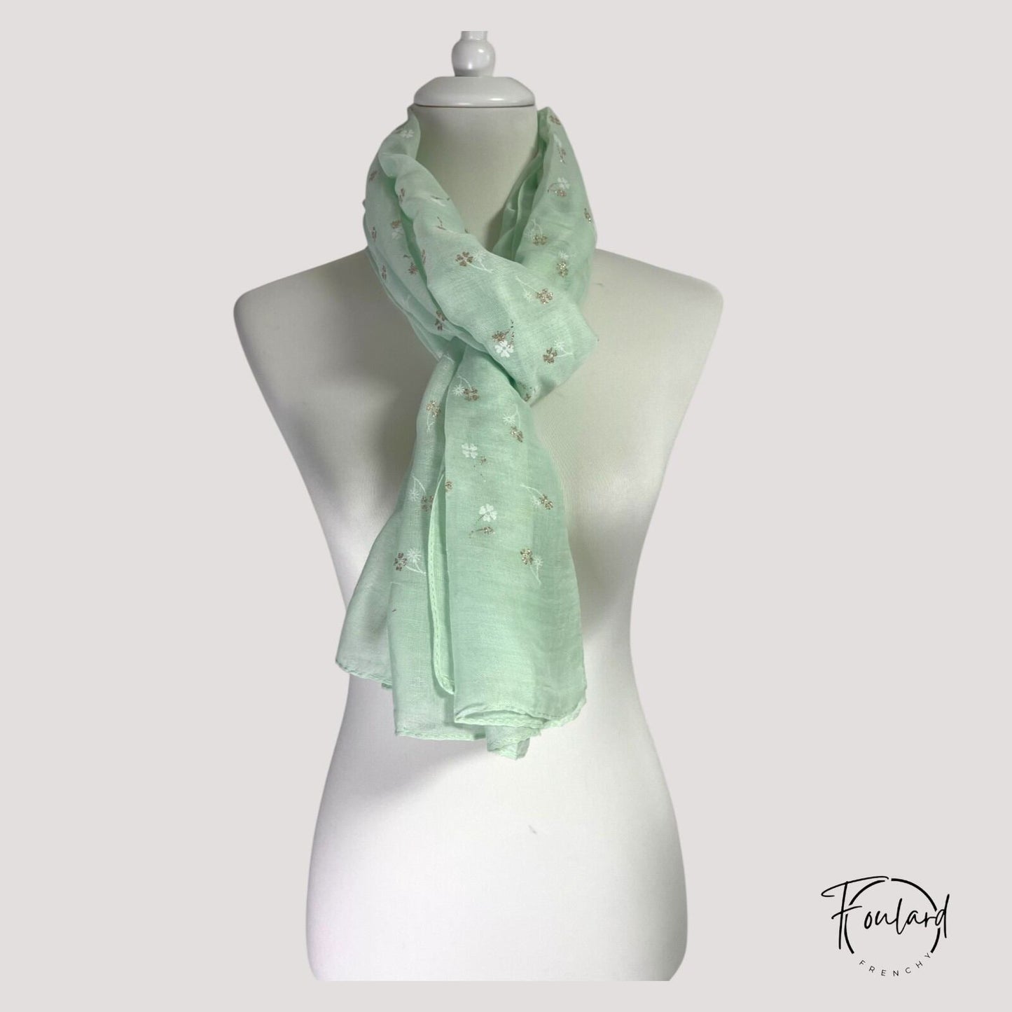 Vue d'ensemble du foulard vert pastel et floral