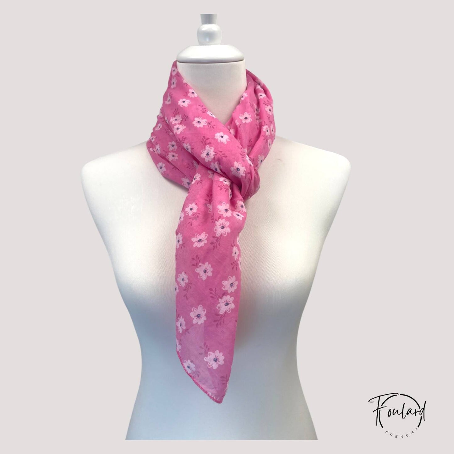 Foulard féminin noué autour du cou