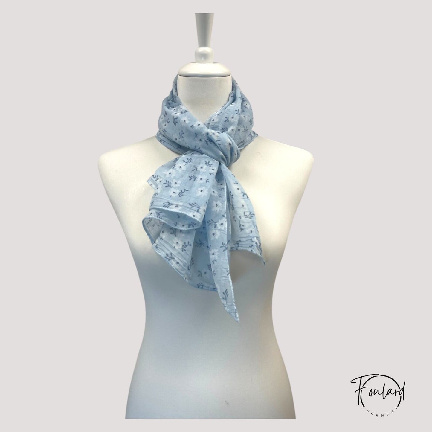 Vue d'ensemble du foulard bleu ciel à motifs floraux