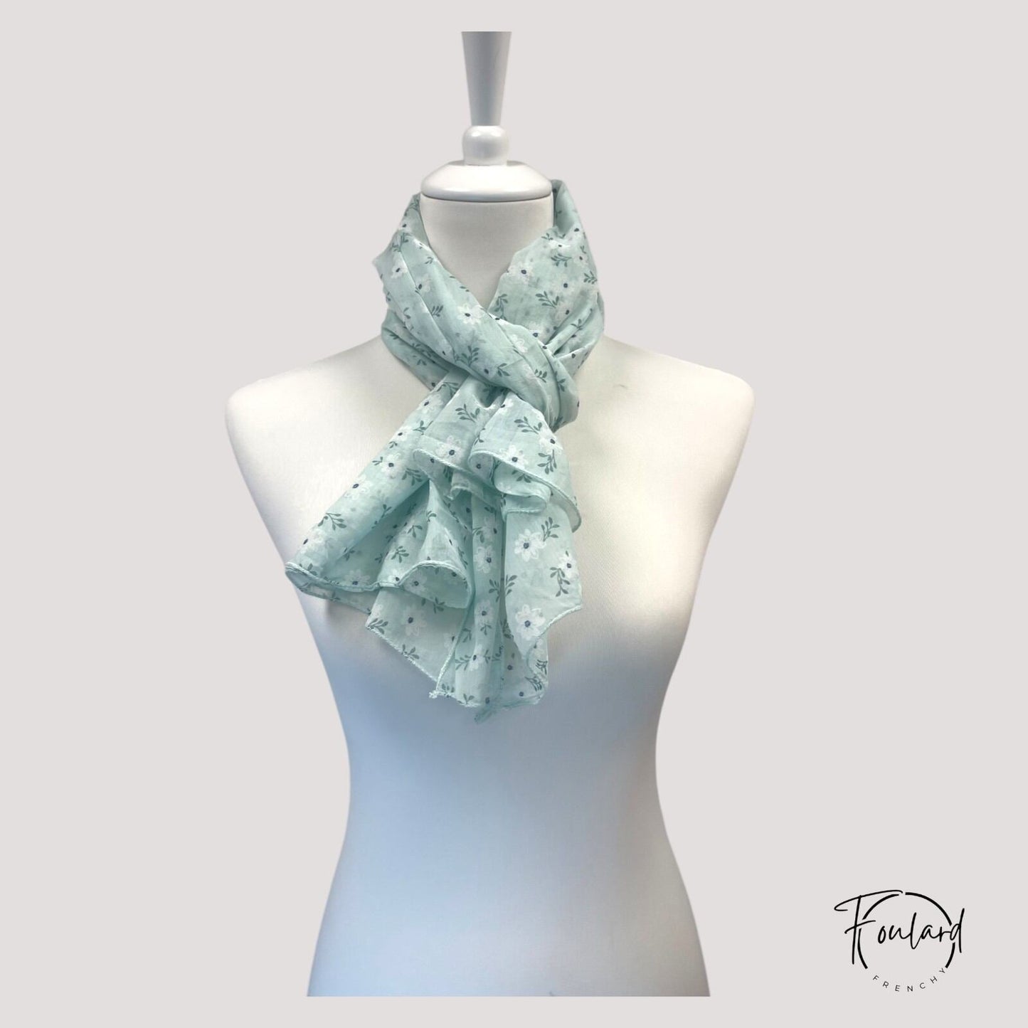 Foulard noué, montrant le motif floral et la texture