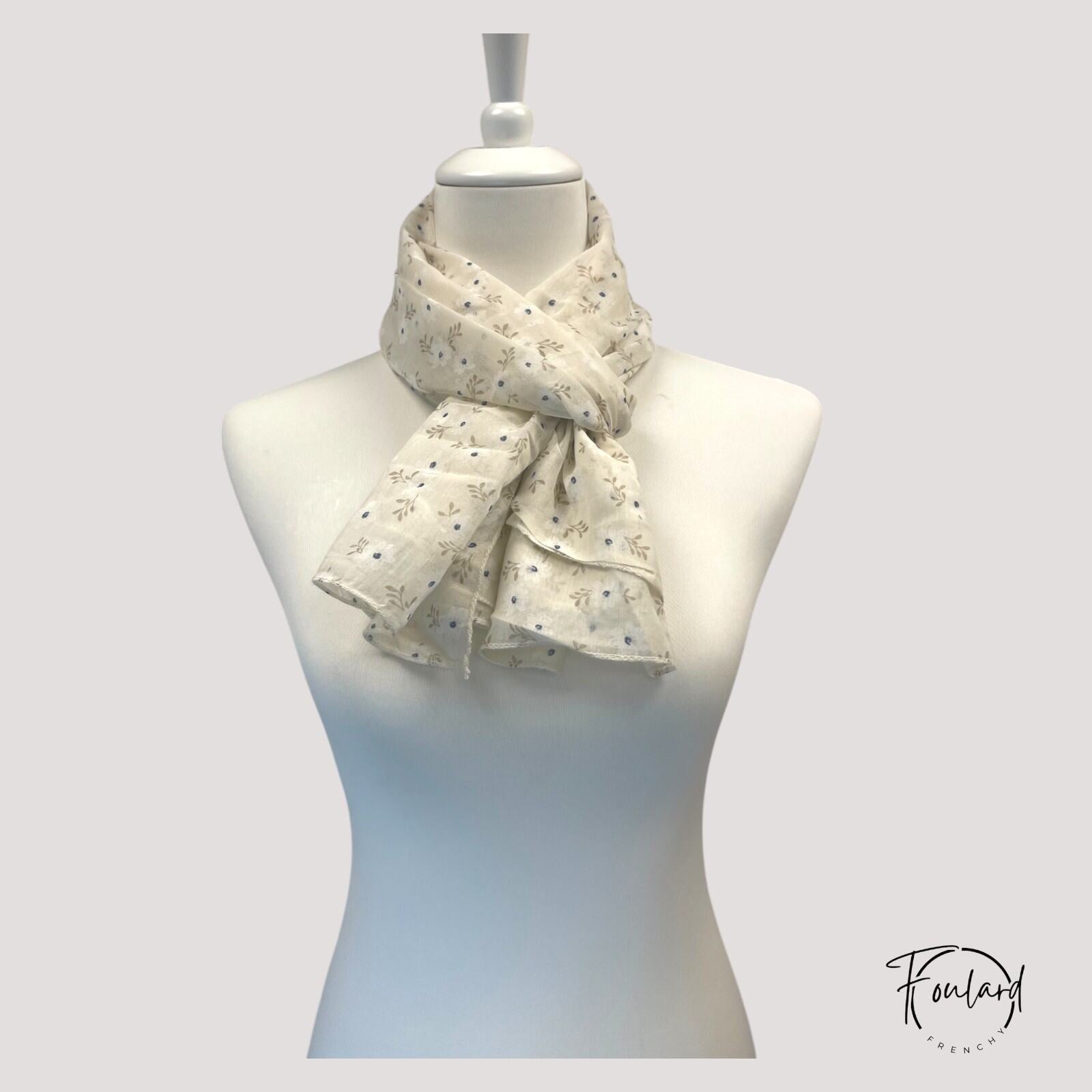 Foulard drapé sur mannequin, motifs floraux visibles