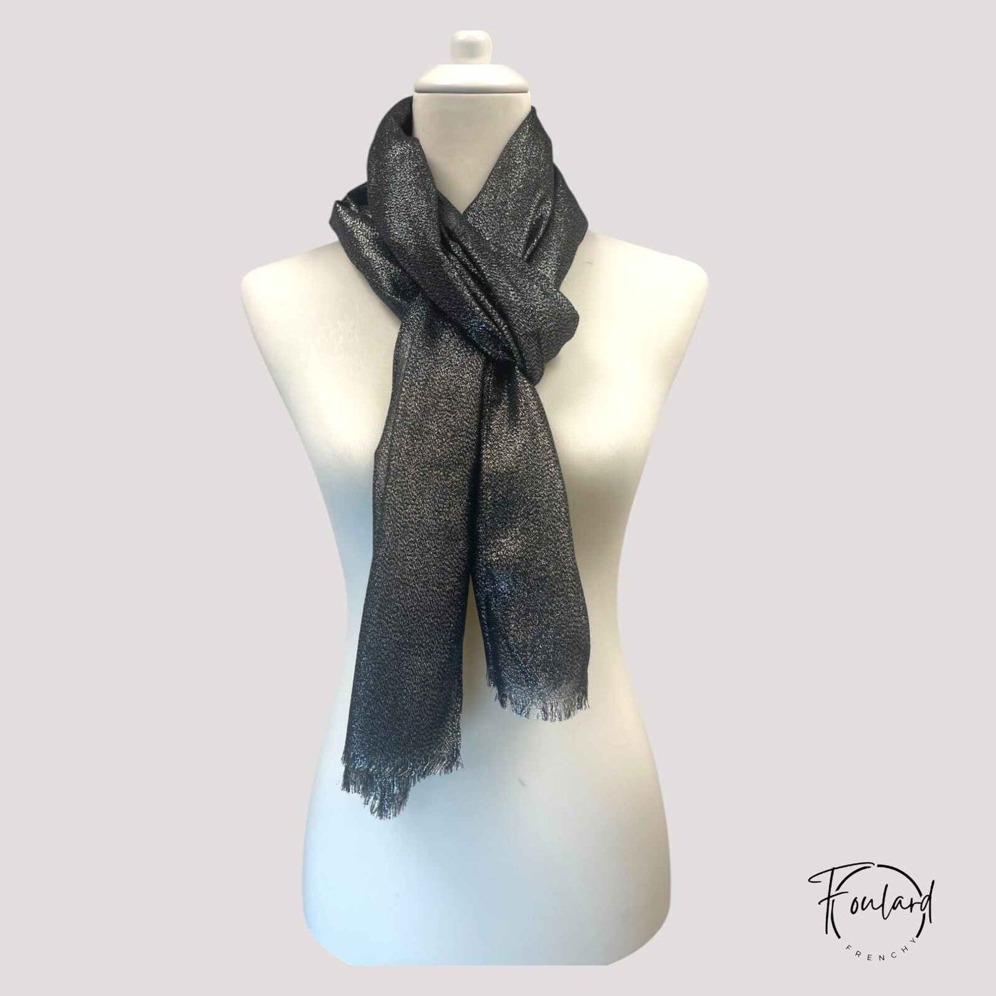 Foulard noir pailleté drapé sur un mannequin
