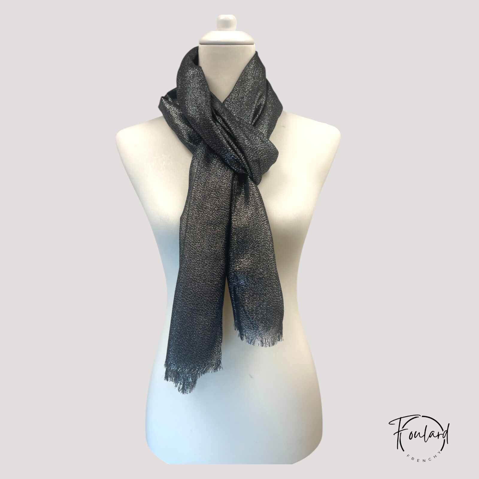 Foulard noir pailleté drapé sur un mannequin