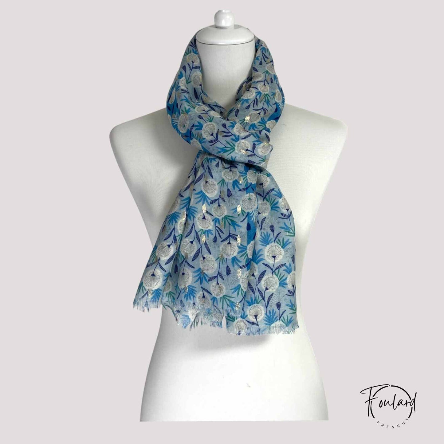 Vue d'ensemble du foulard floral bleu et doré