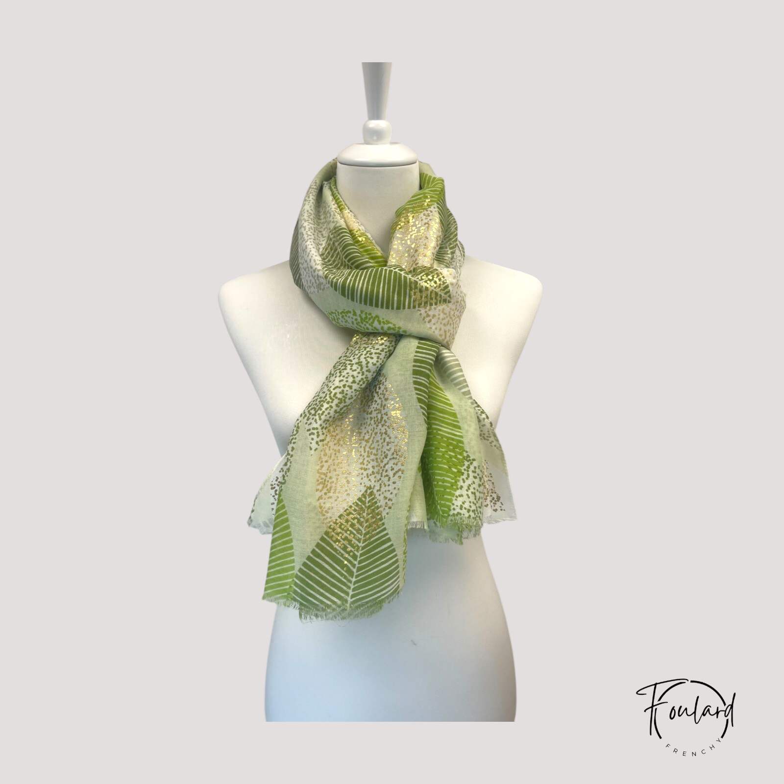 Vue d'ensemble du foulard avec motif feuillage naturel