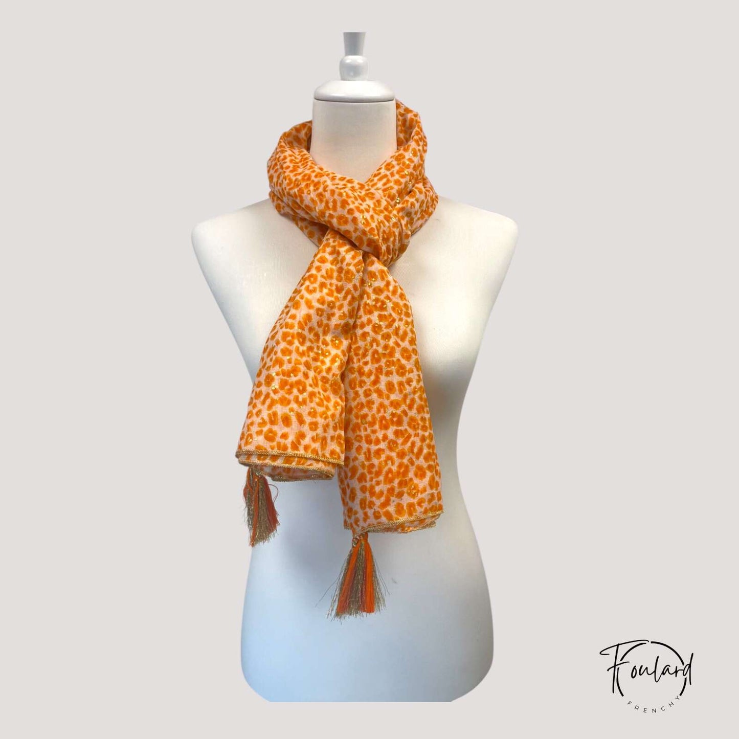 Foulard déployé montrant le motif léopard et reflets dorés