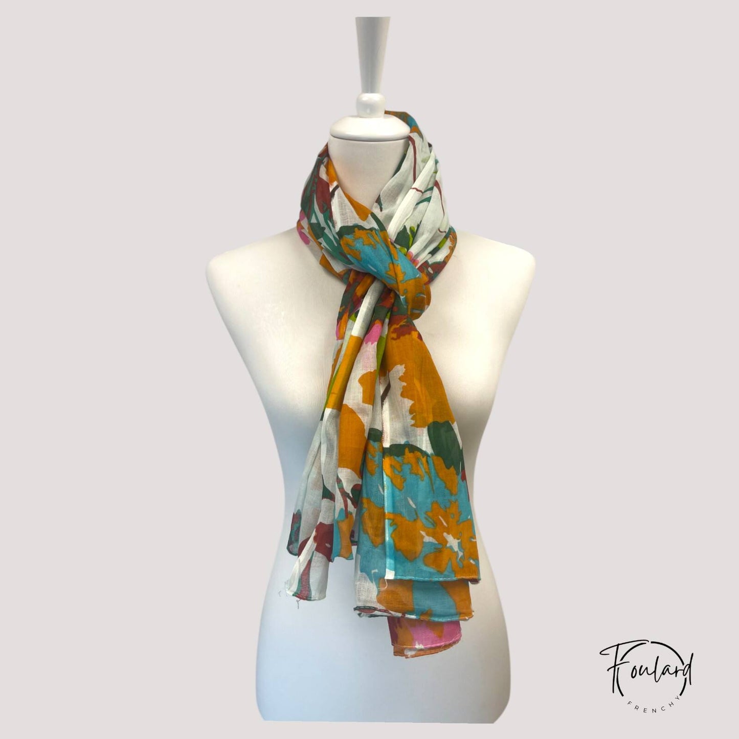 Vue d'ensemble du foulard floral aux teintes variées