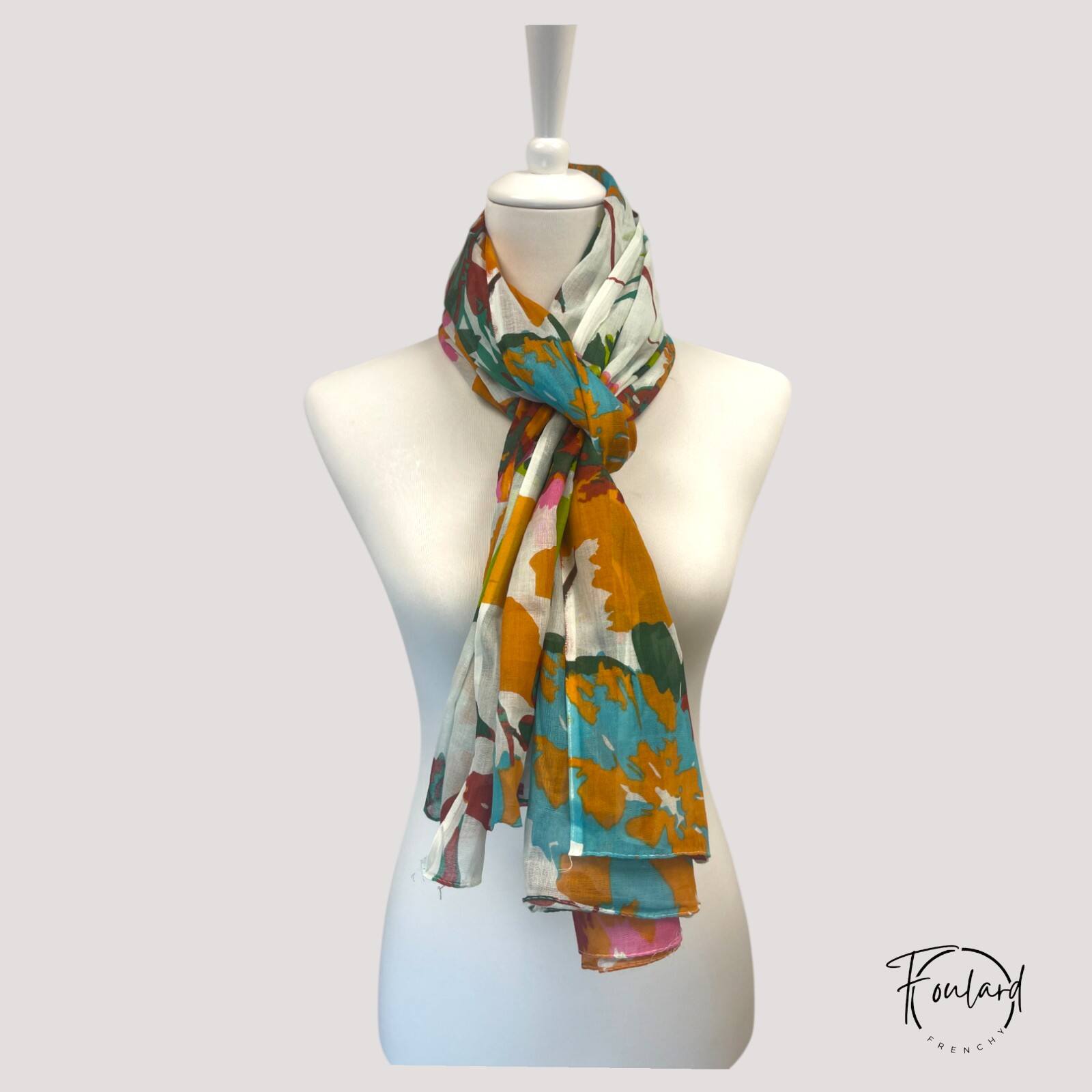 Vue d'ensemble du foulard floral aux teintes variées