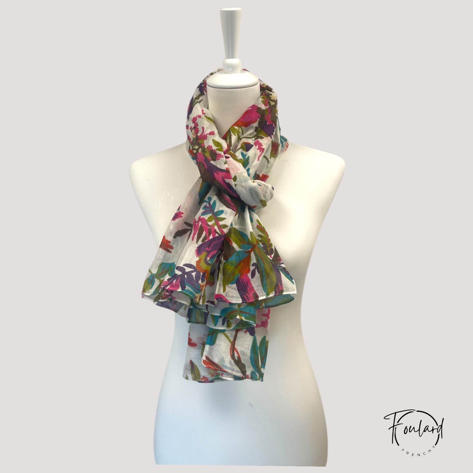 Foulard avec motifs oiseaux et fleurs sur fond blanc cassé