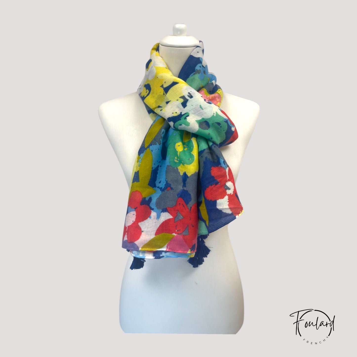 Foulard fleuri multicolore sur fond bleu marine