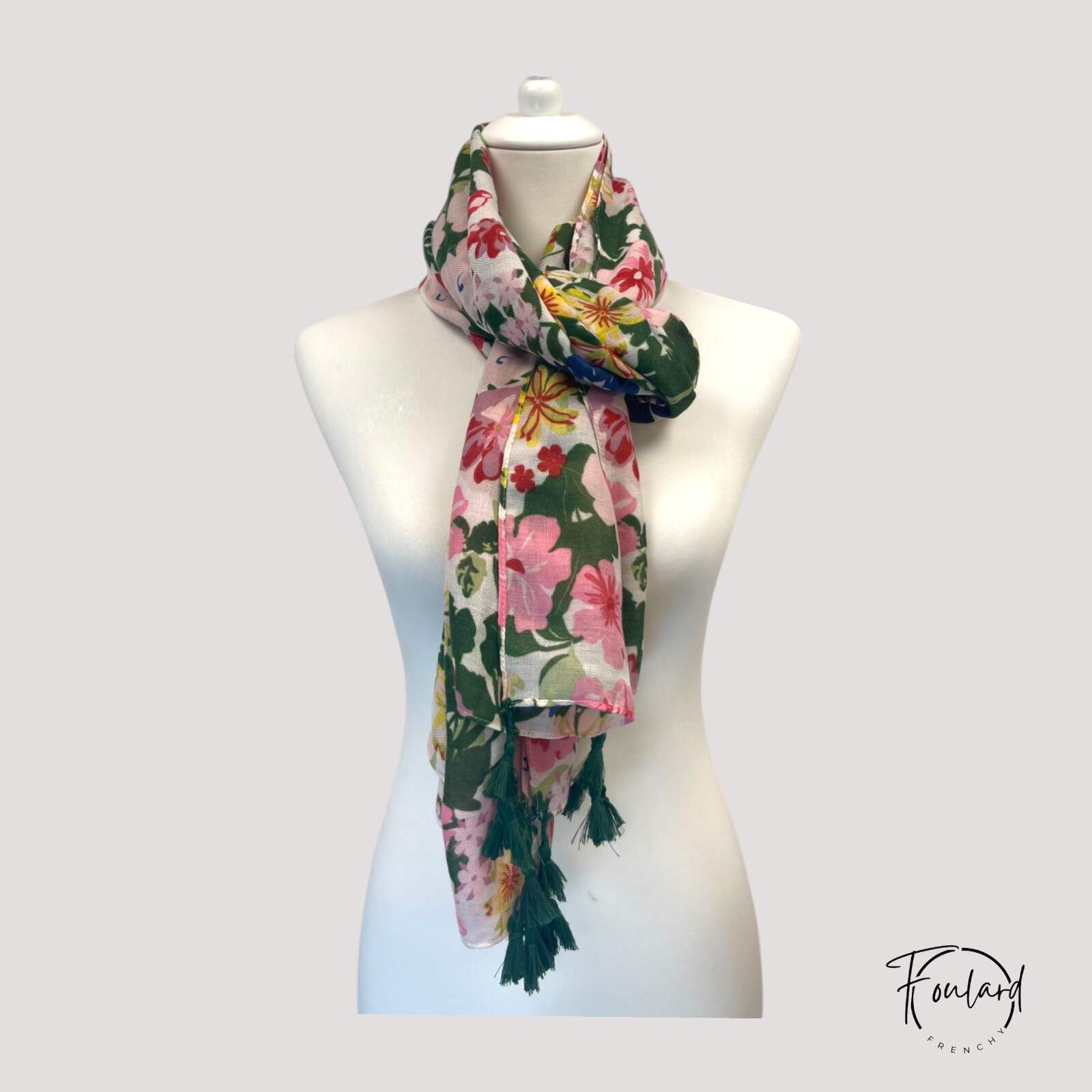 Vue d'ensemble du foulard floral, dimensions généreuses