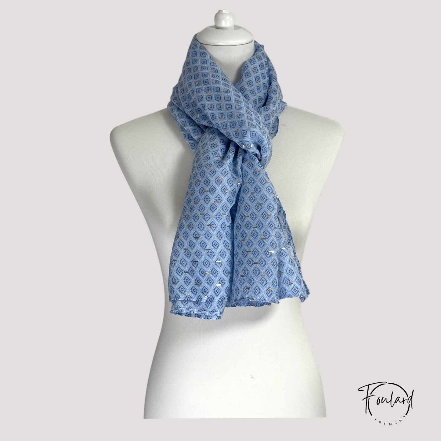 Vue d'ensemble du foulard bleu à motifs dorés