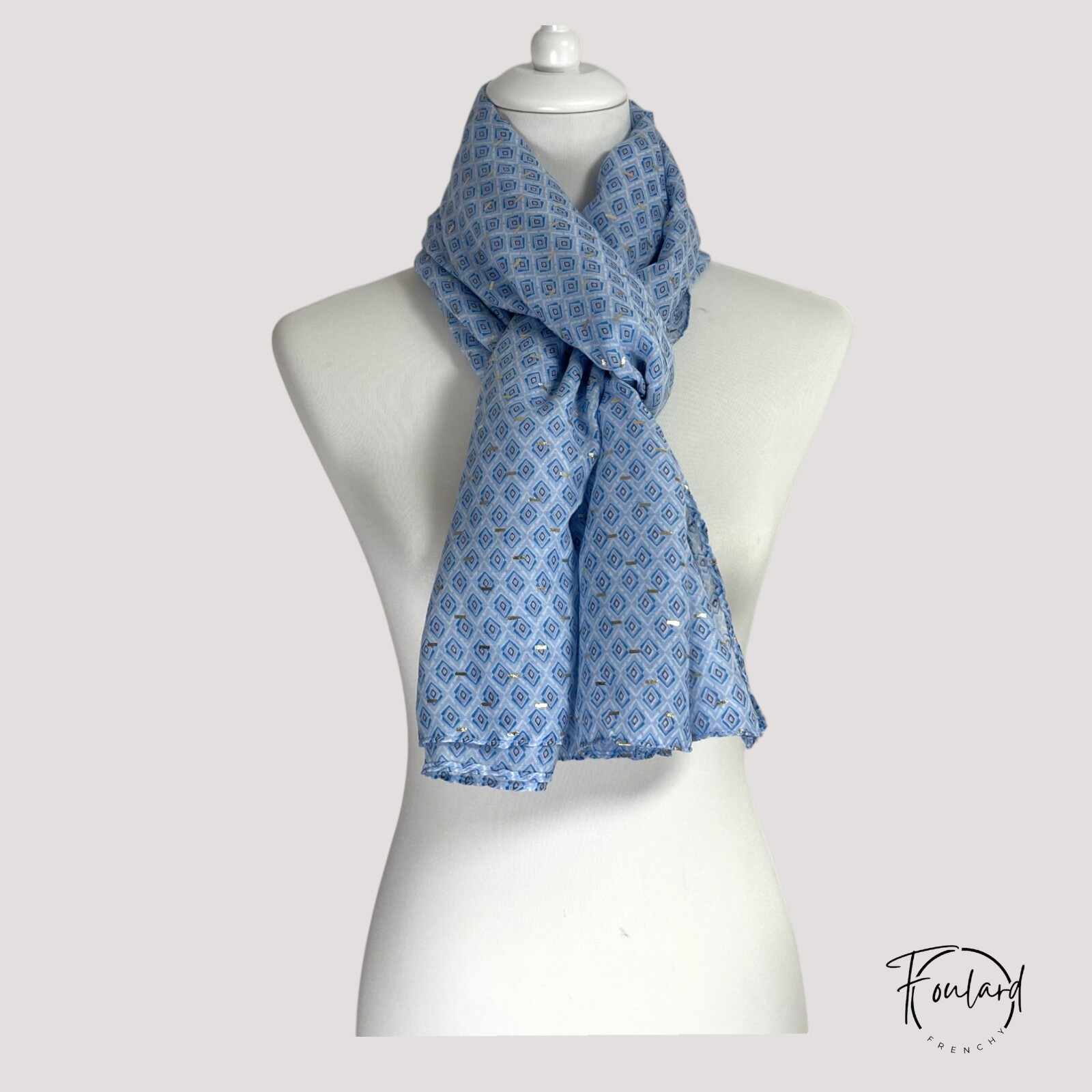 Vue d'ensemble du foulard bleu à motifs dorés