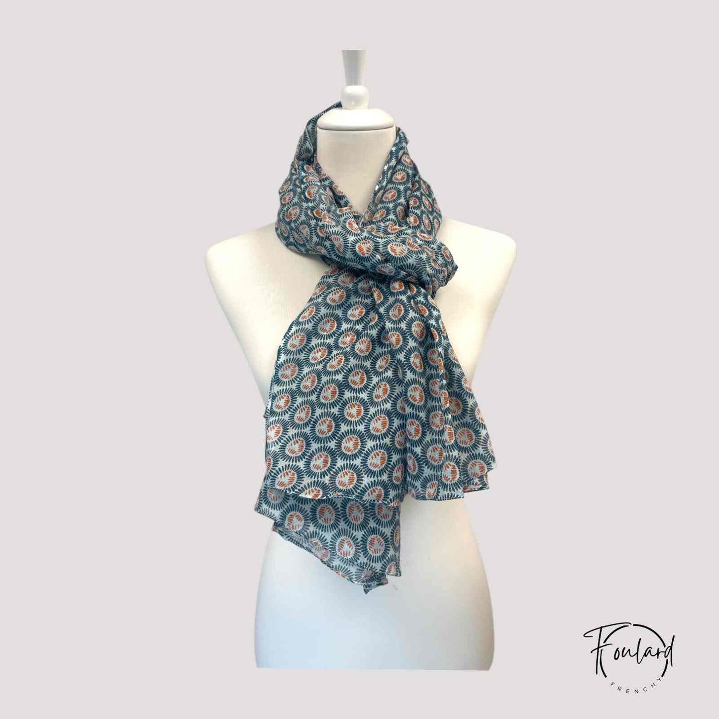 Vue d'ensemble du foulard, texture douce et légère