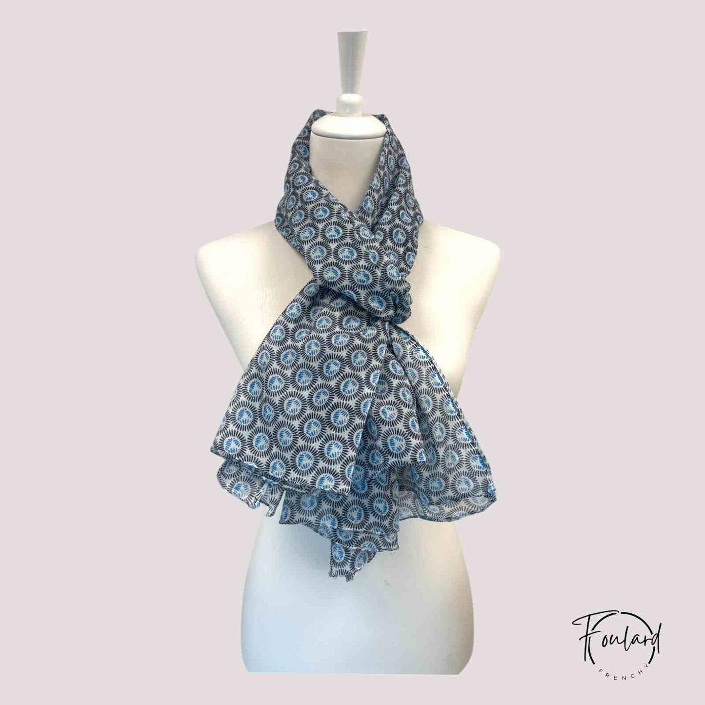 Vue détaillée du tissu en coton avec motifs graphiques