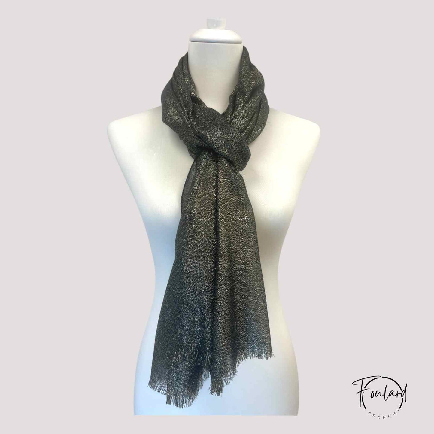 Foulard drapé, texture douce et pailletée visible