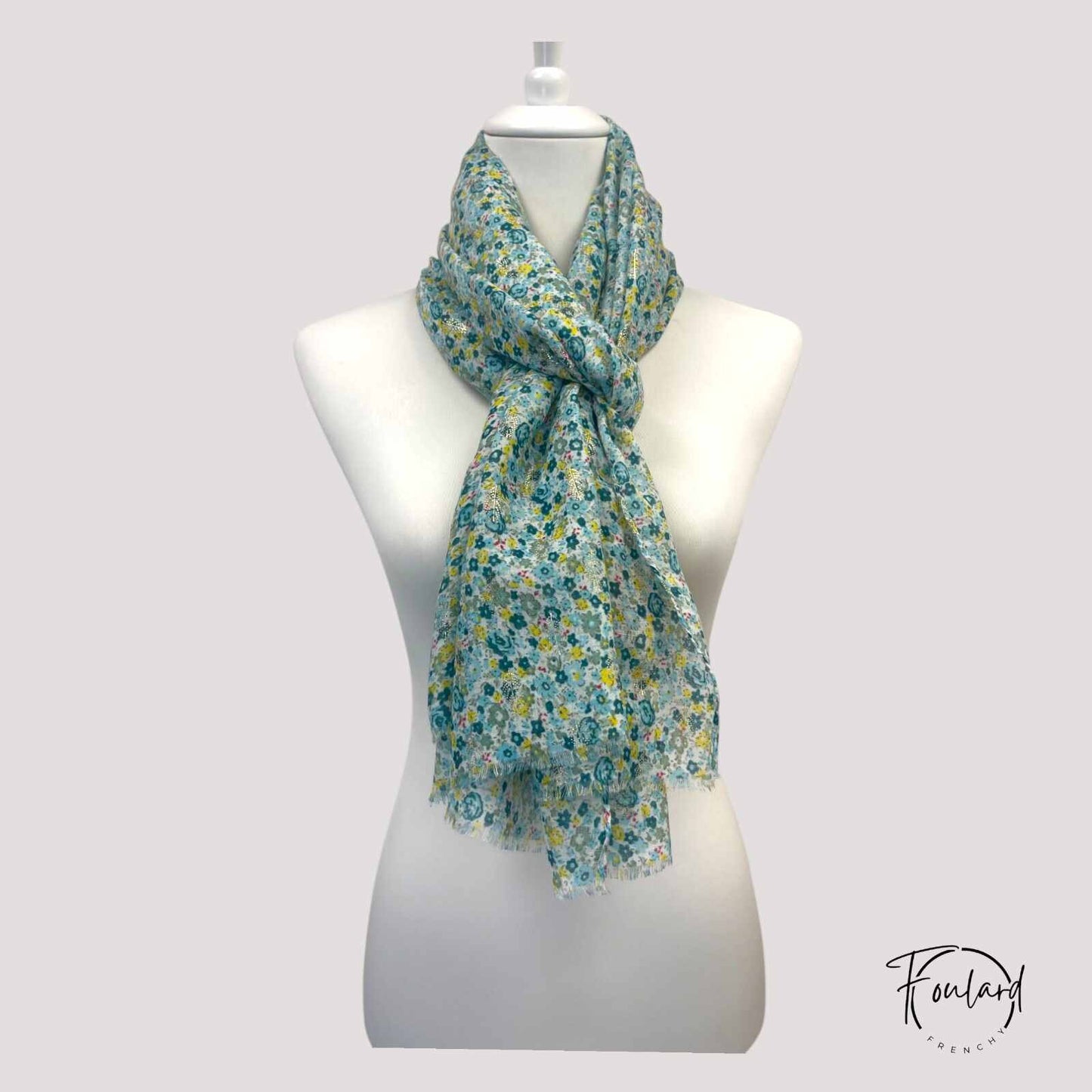 Vue d'ensemble du foulard avec motifs et détails dorés