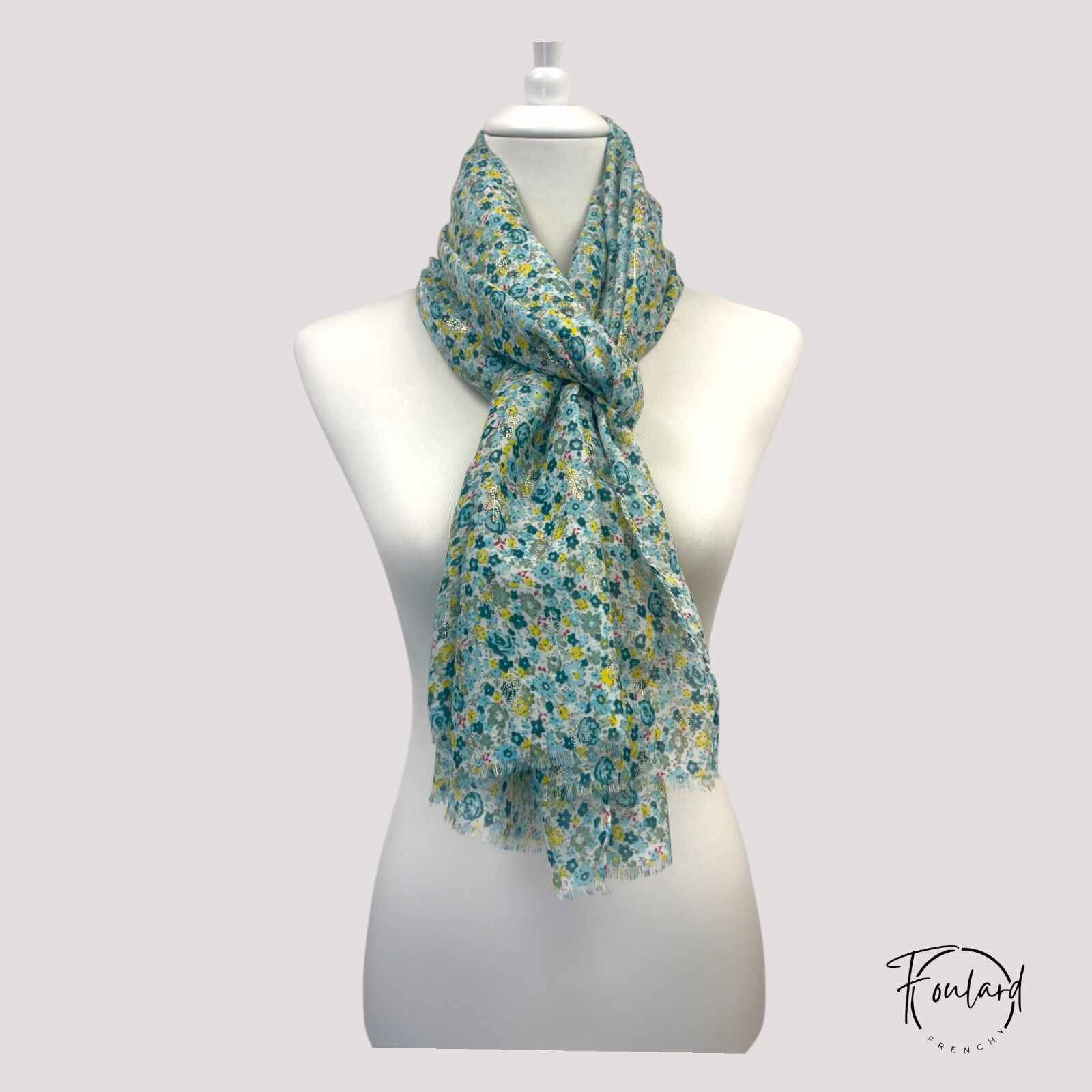 Vue d'ensemble du foulard avec motifs et détails dorés
