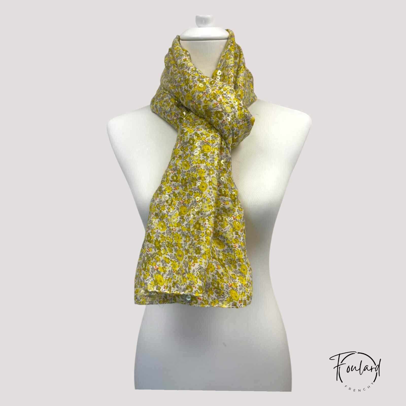 Vue d'ensemble du foulard fleuri déployé