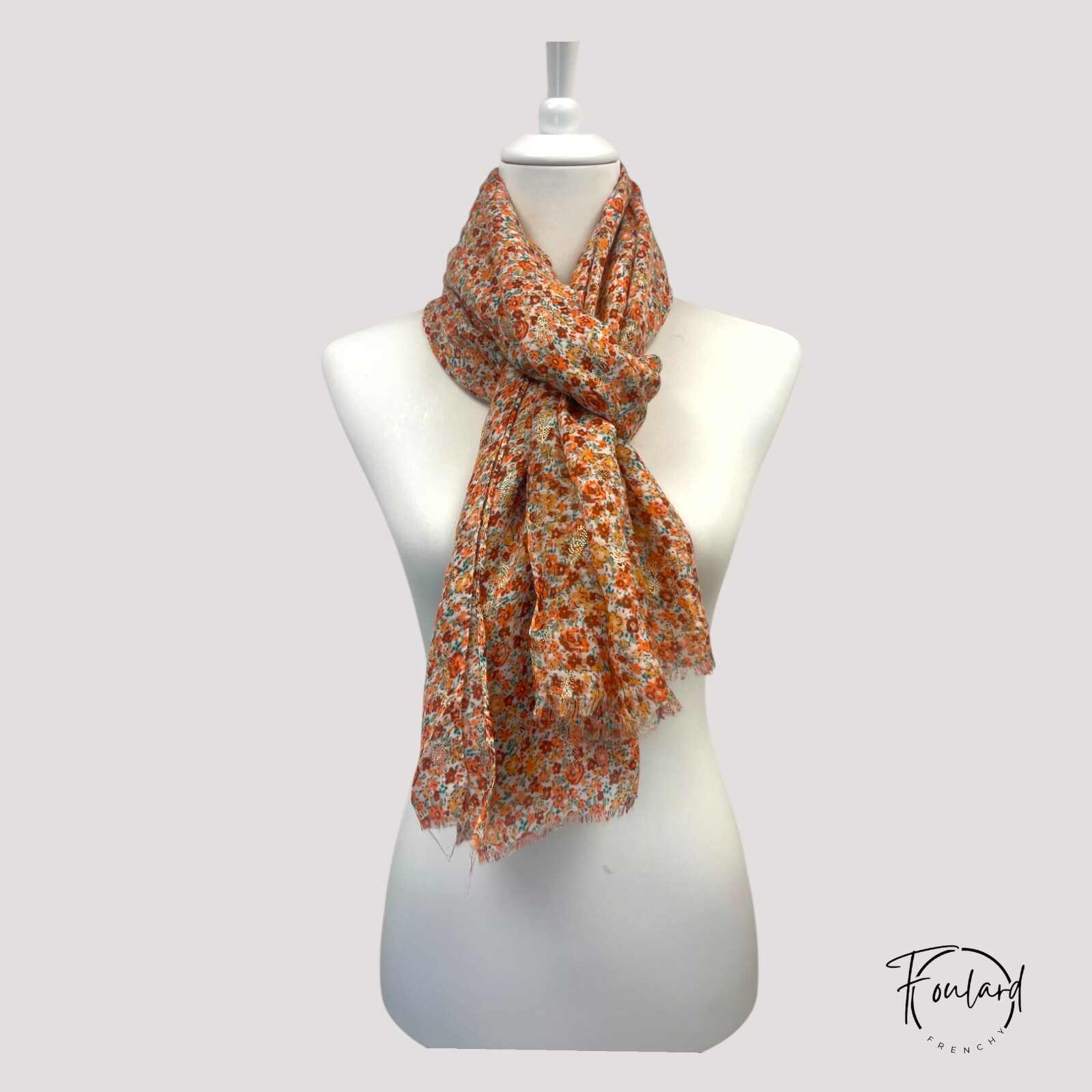 Foulard rouge doré avec motifs floraux délicats