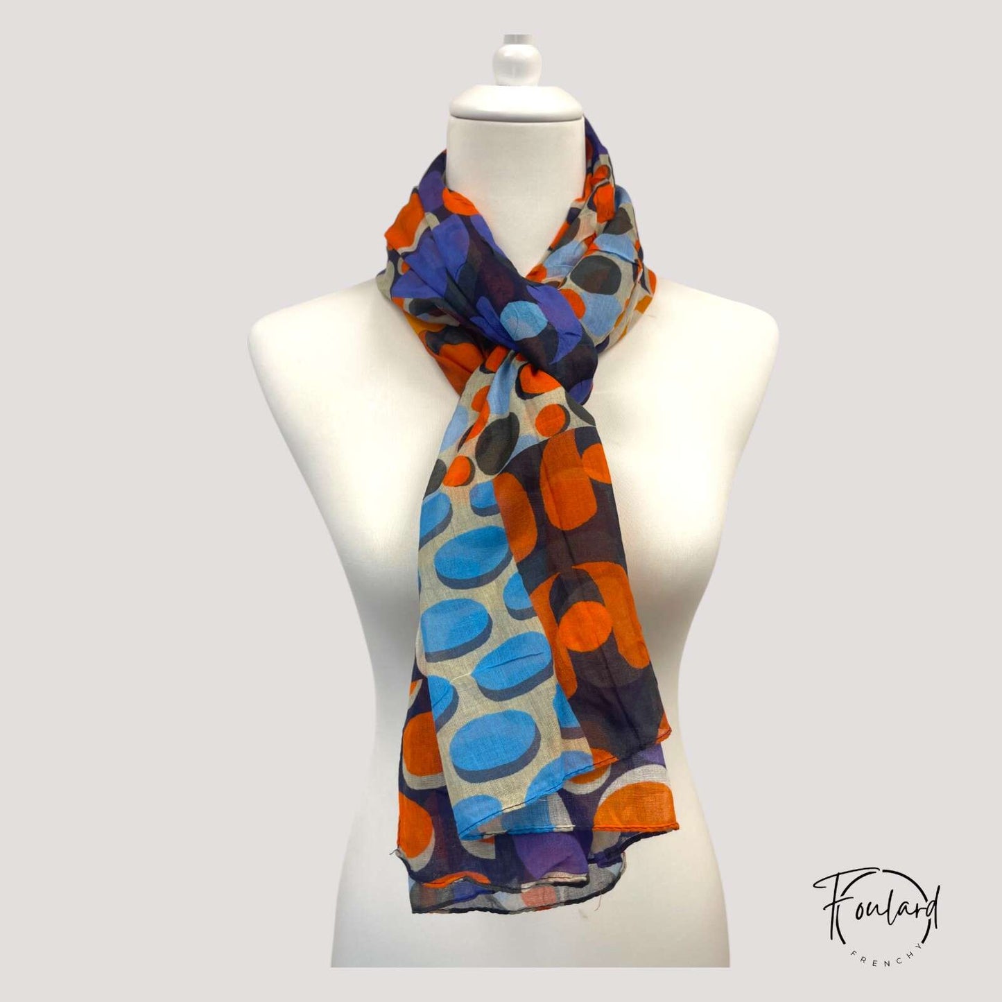 Foulard multicolore avec motifs géométriques sur fond beige