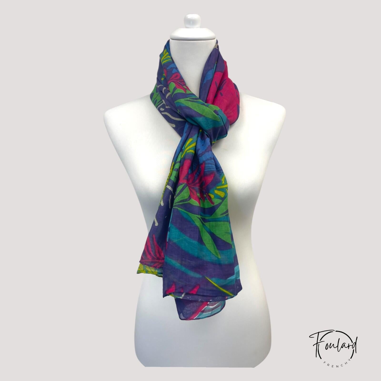 Foulard léger drapé sur mannequin, motifs jungle colorés