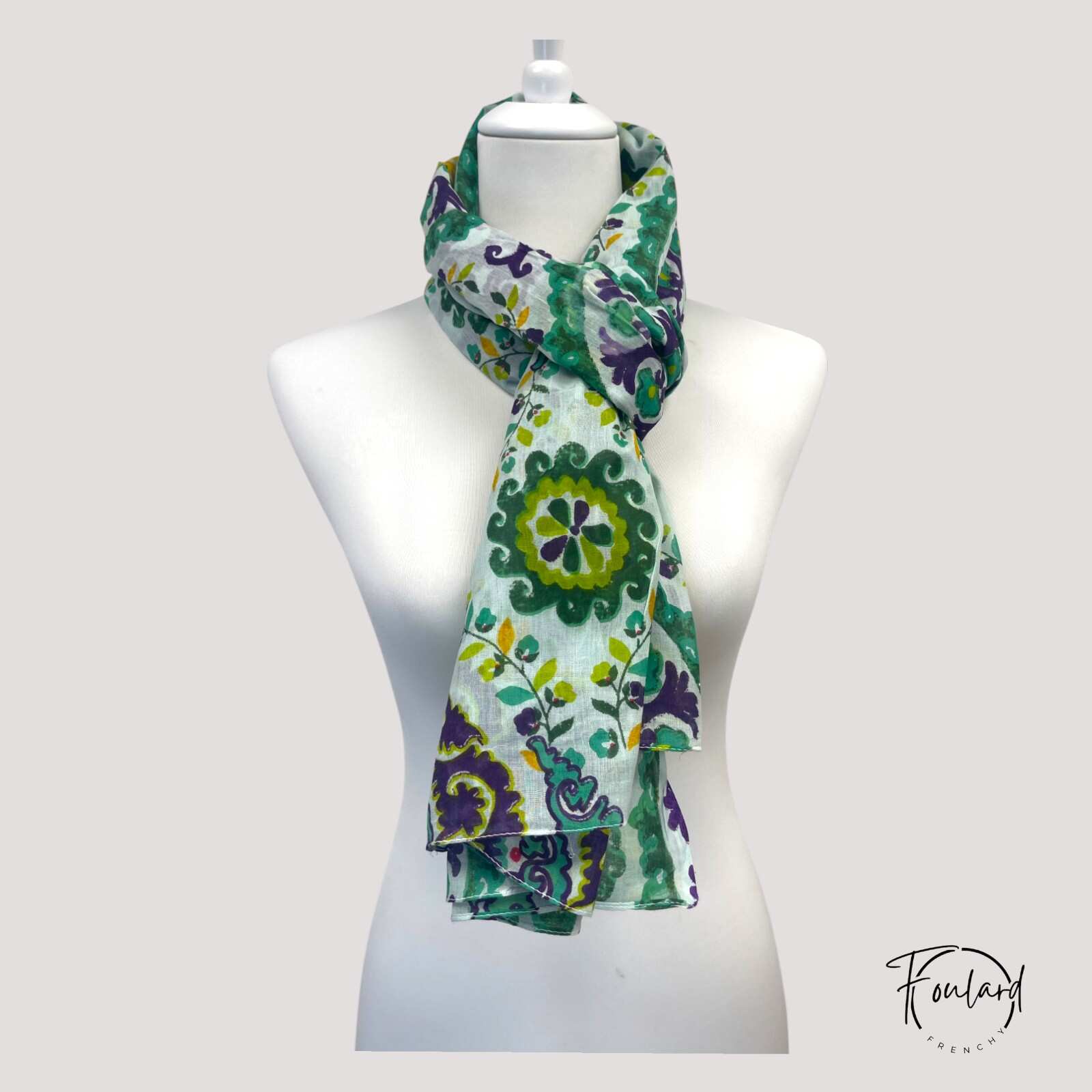 Foulard vert et violet avec motifs orientaux détaillés