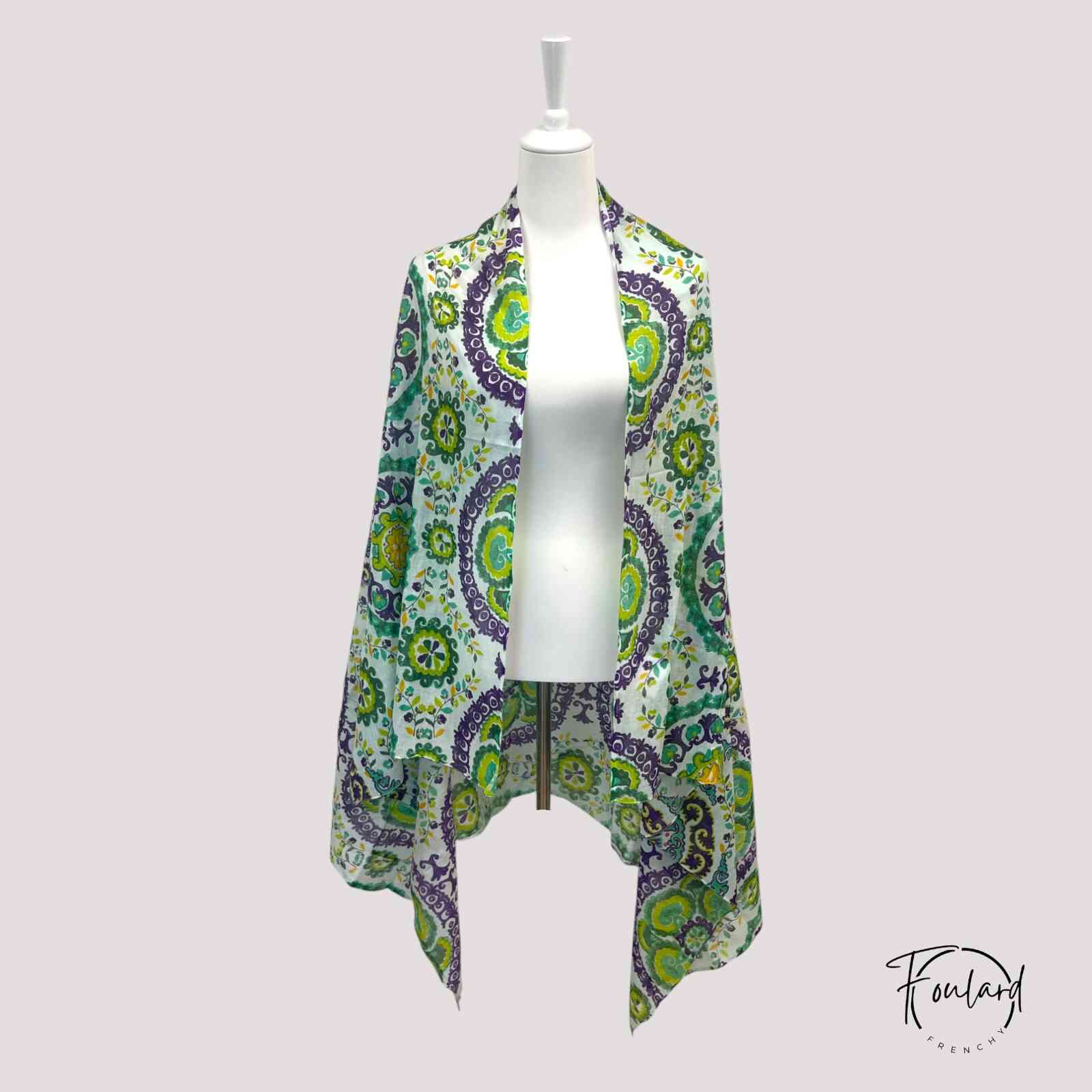 Gros plan sur les motifs arabesques du foulard en coton