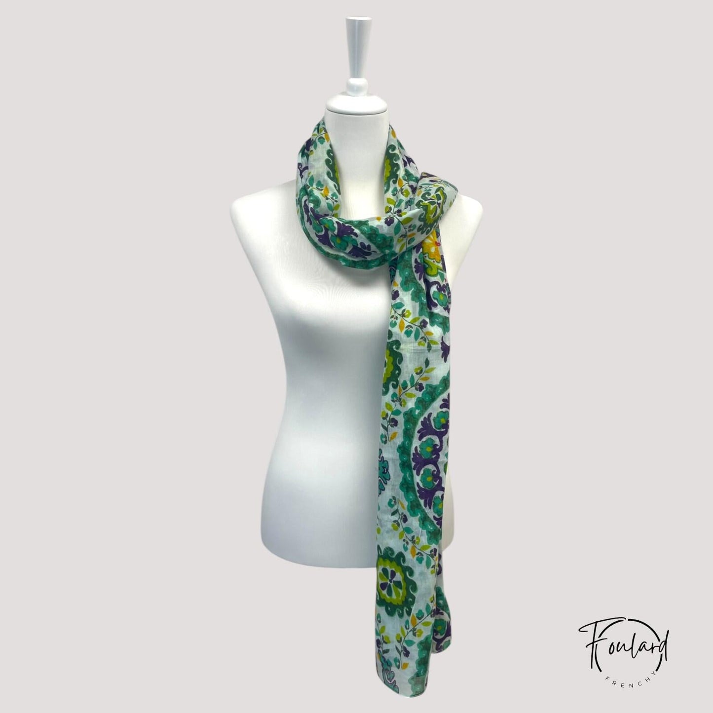 Vue d'ensemble du foulard léger aux couleurs harmonieuses
