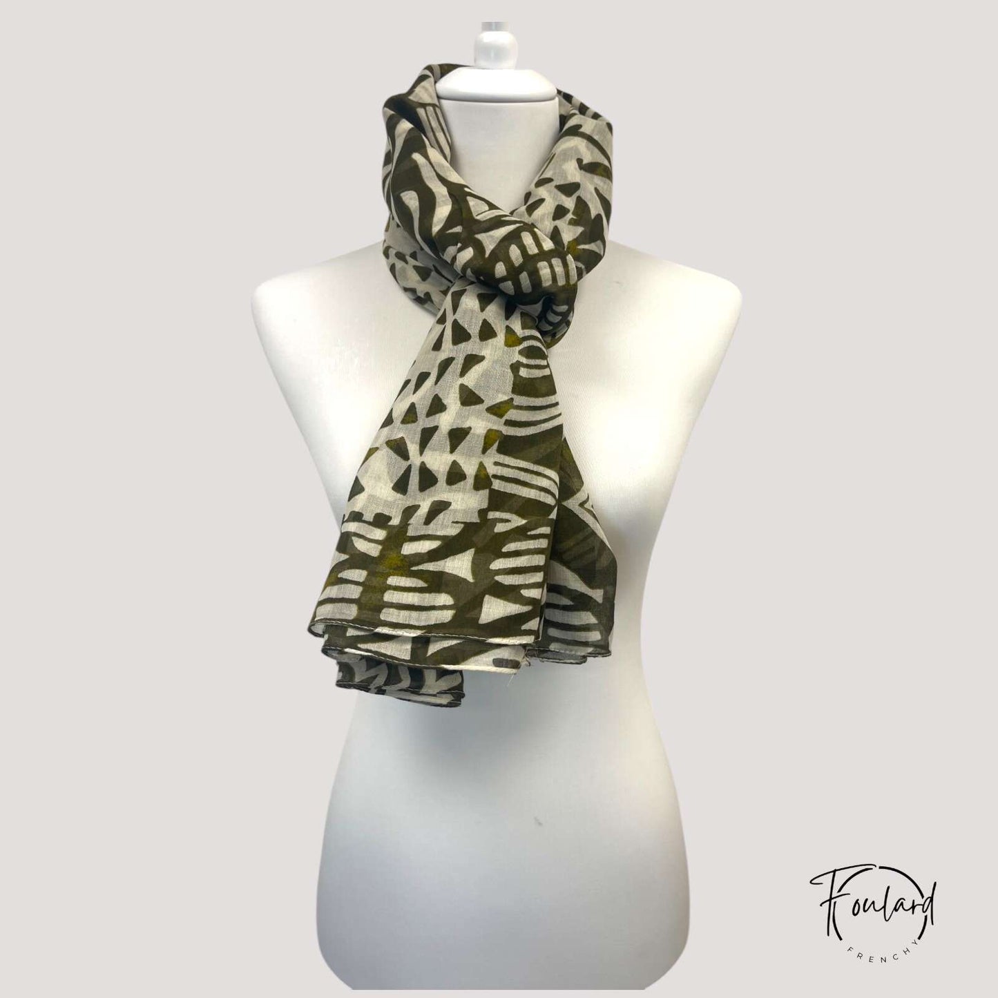 Foulard ethnique kaki beige avec motifs abstraits tribaux