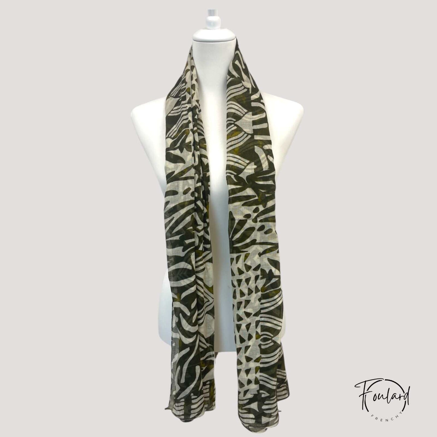 Vue rapprochée du foulard kaki beige, texture fluide