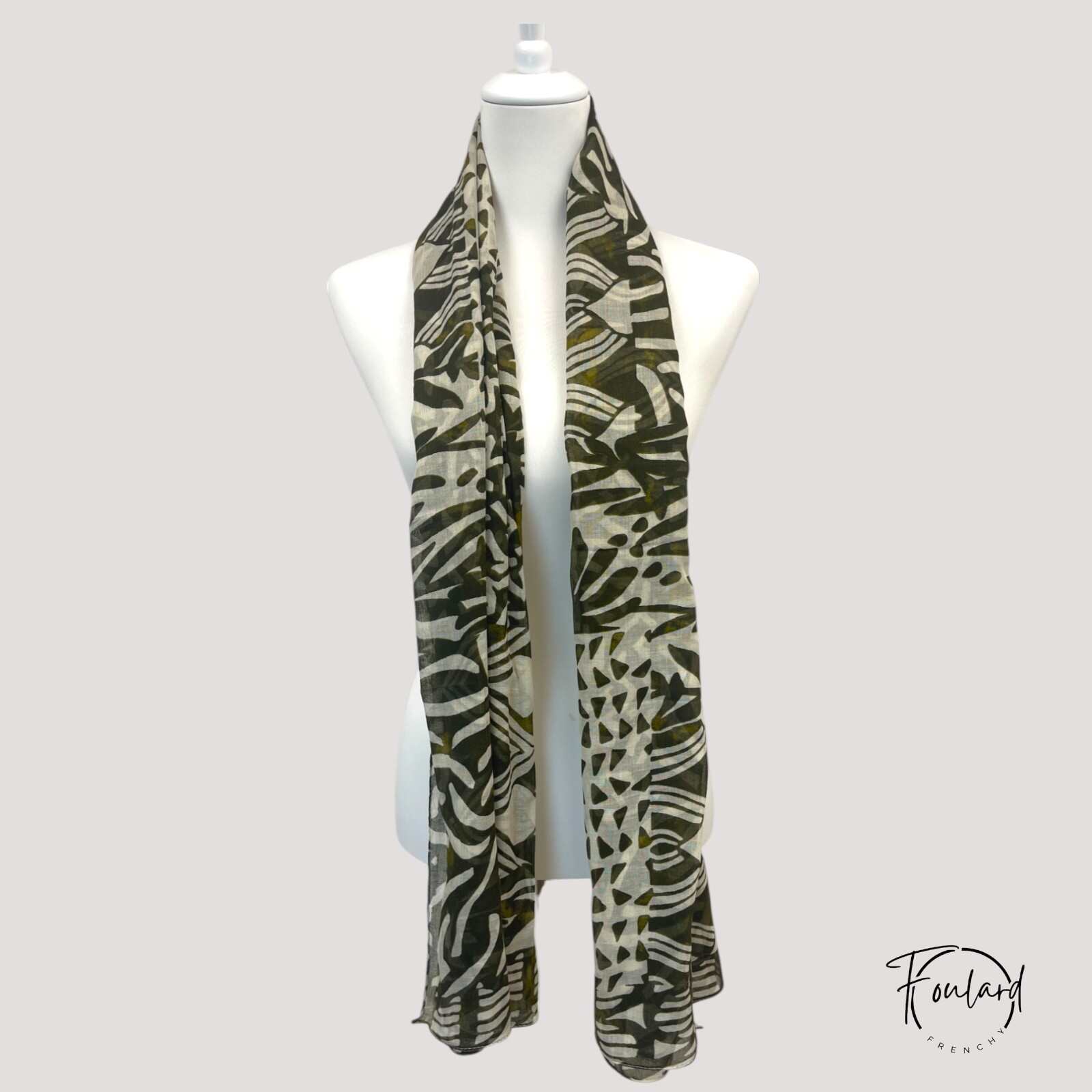 Vue rapprochée du foulard kaki beige, texture fluide