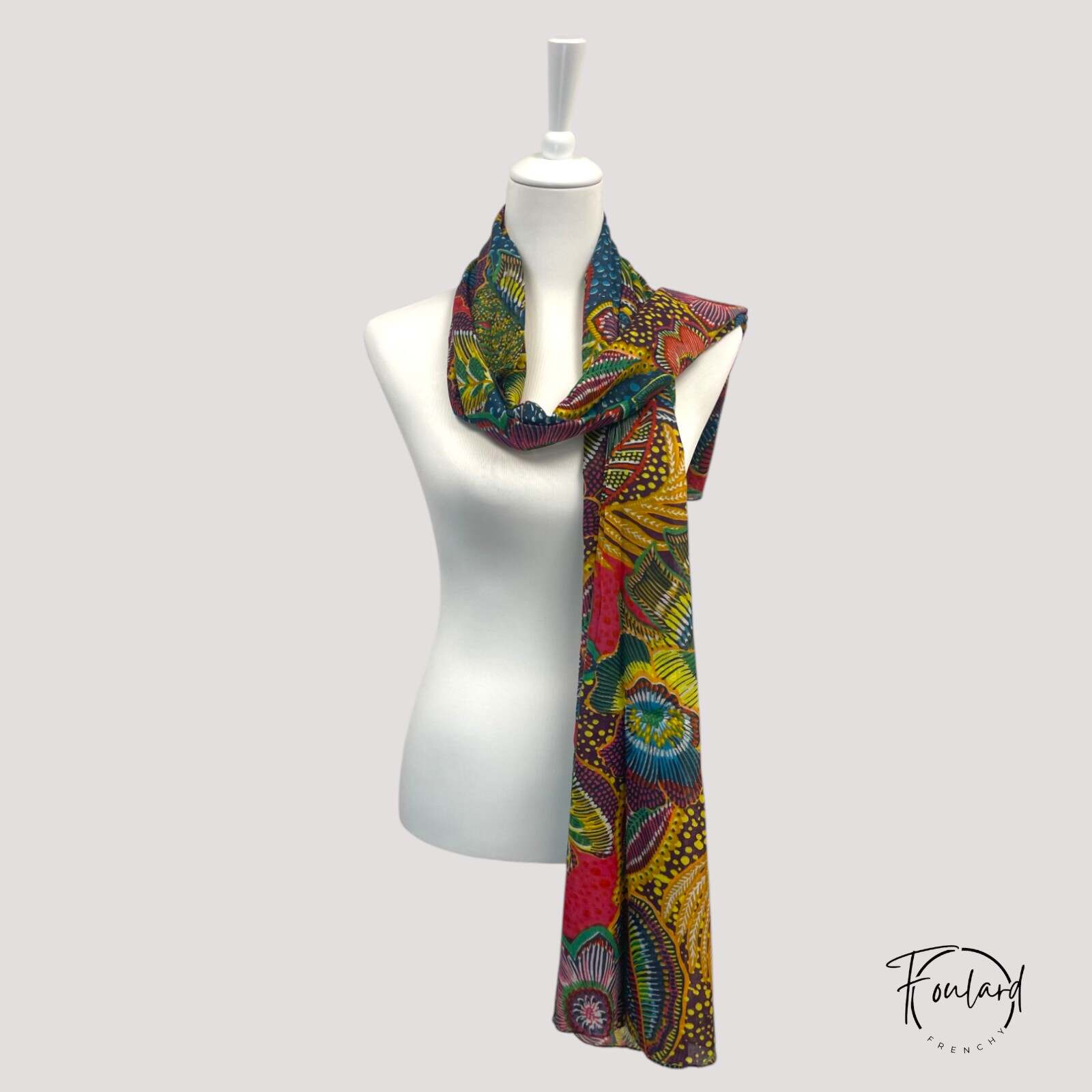Détail du motif wax vibrant sur foulard léger