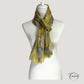 Motifs graphiques dorés et bleus sur foulard étalé