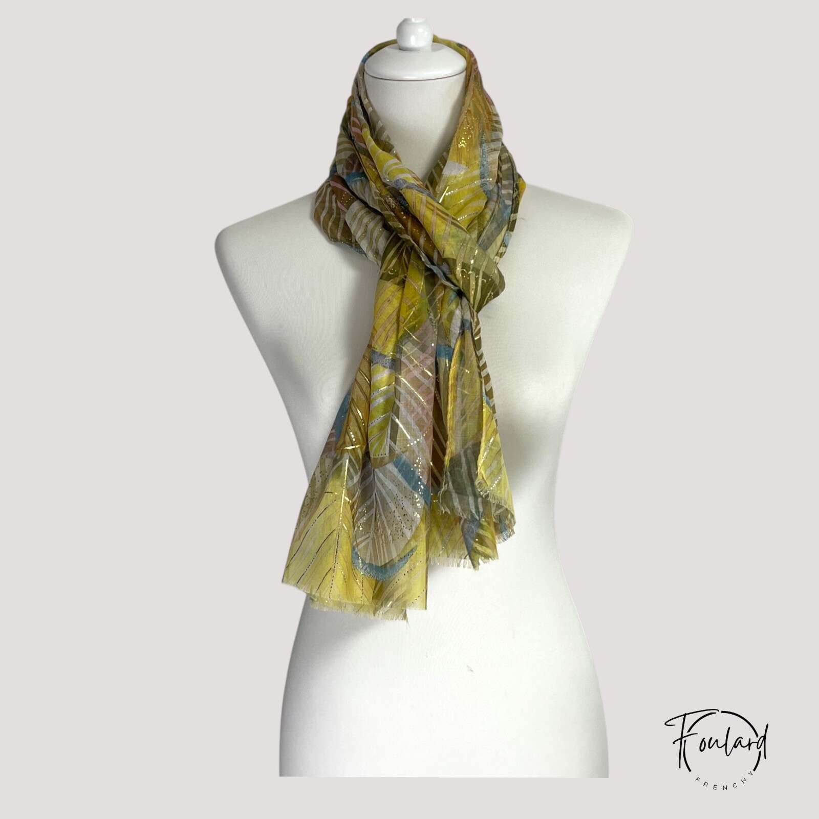 Motifs graphiques dorés et bleus sur foulard étalé