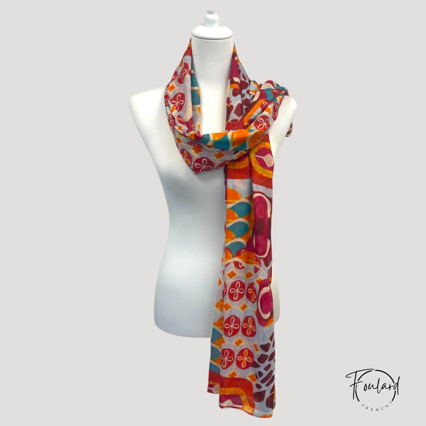 Vue d'ensemble du foulard géométrique multicolore