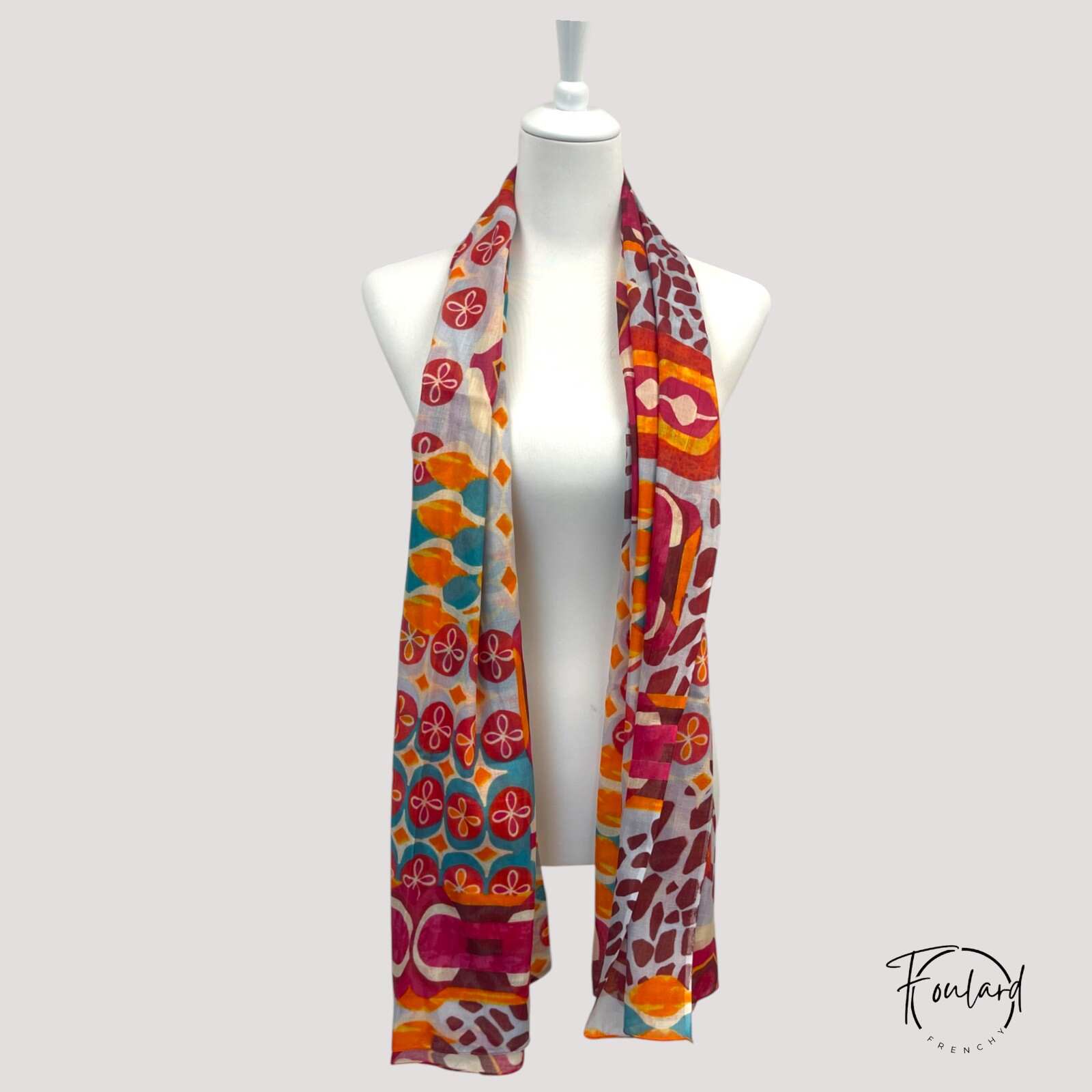 Foulard en coton, tons chauds et motifs géométriques