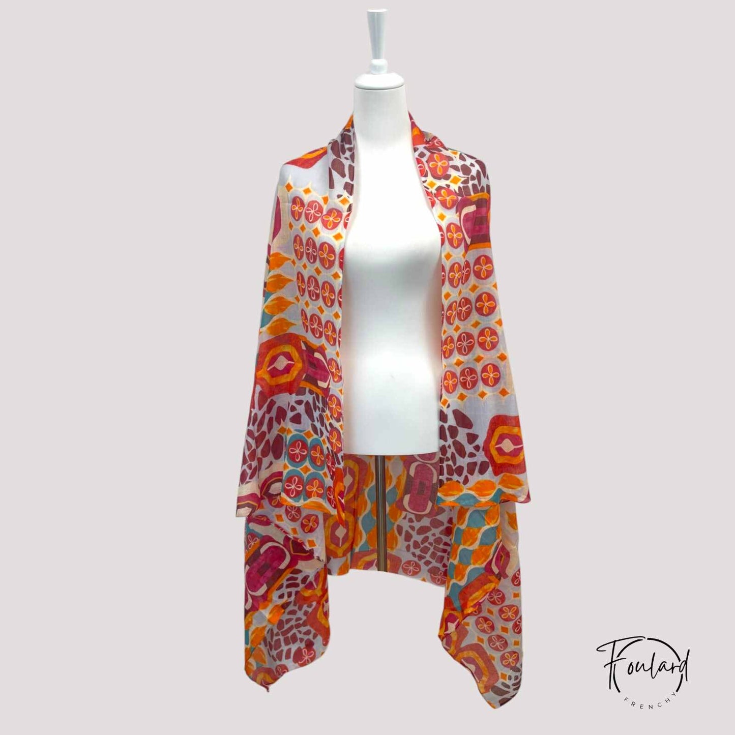 Détail des motifs graphiques sur foulard coloré