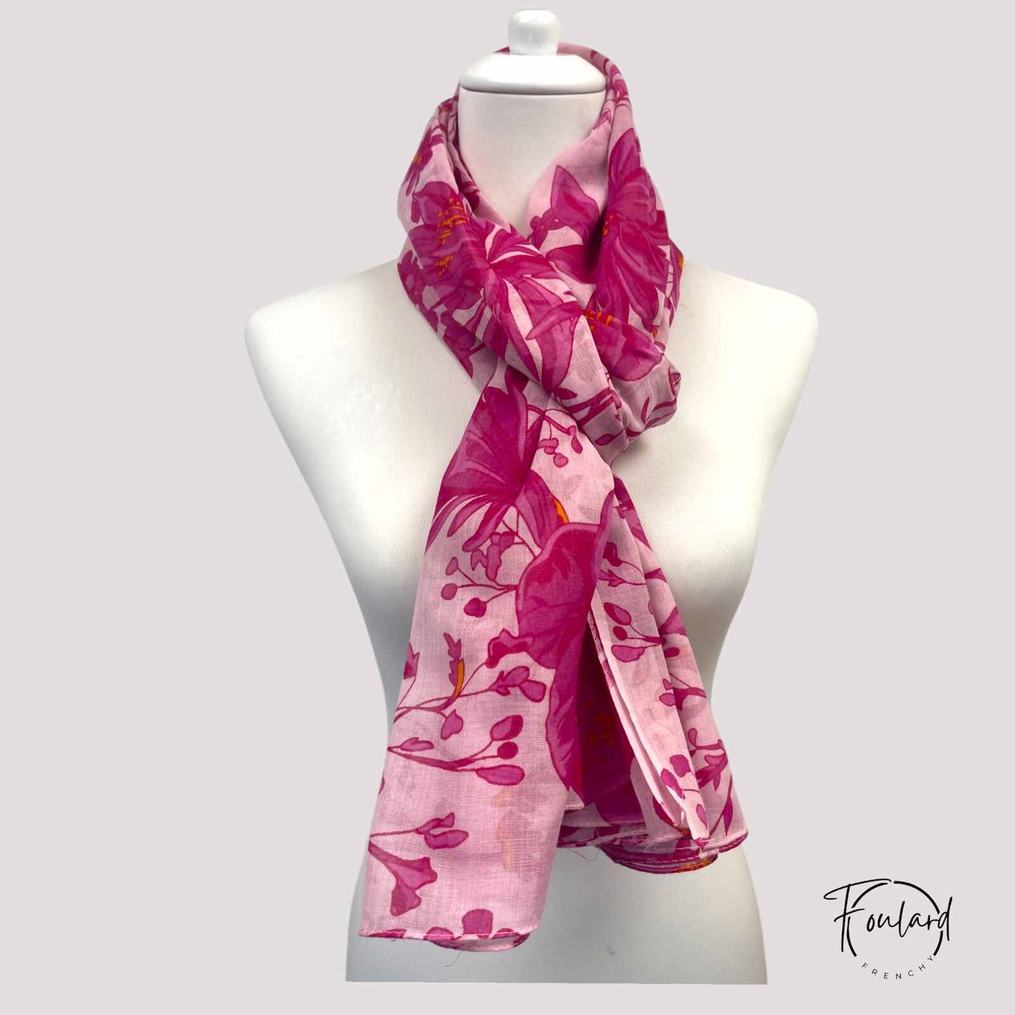 Foulard floral rose fuchsia en coton sur fond blanc