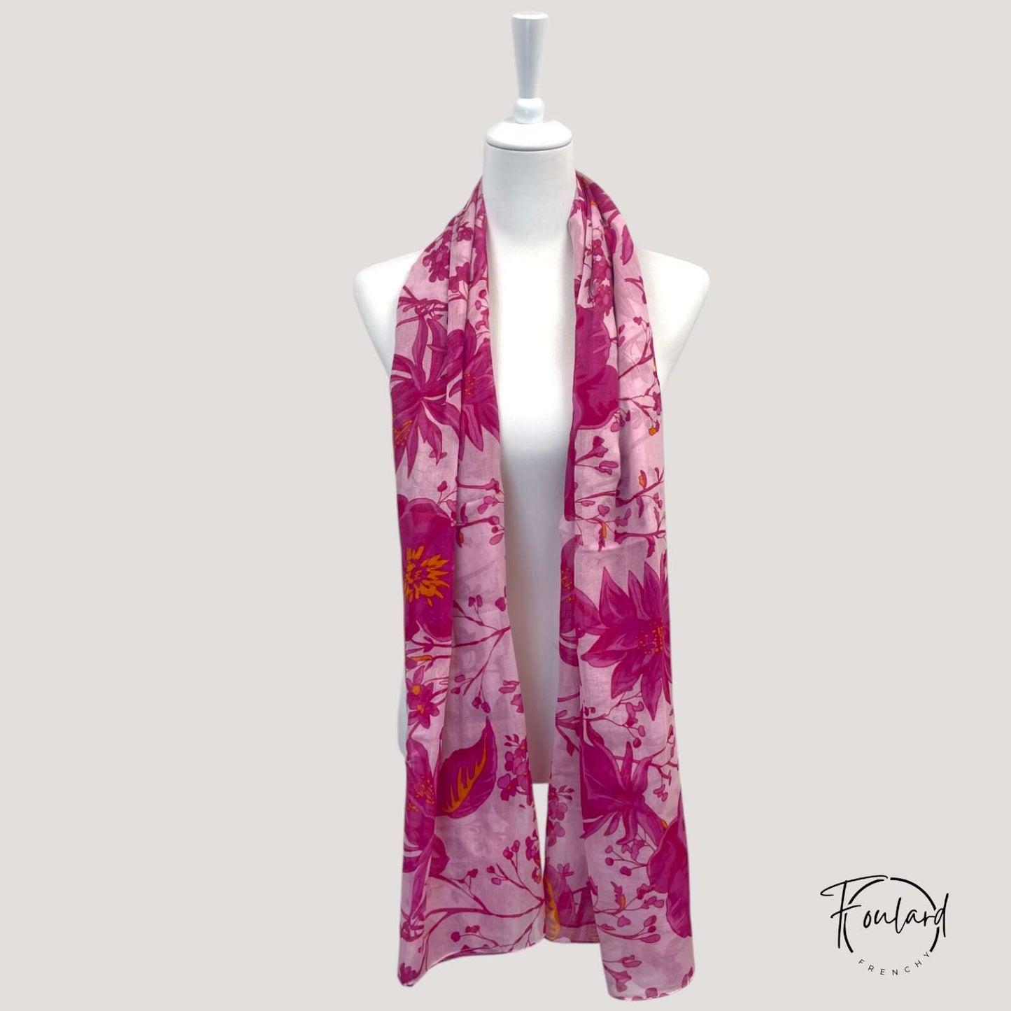 Foulard enroulé montrant sa texture légère et fluide