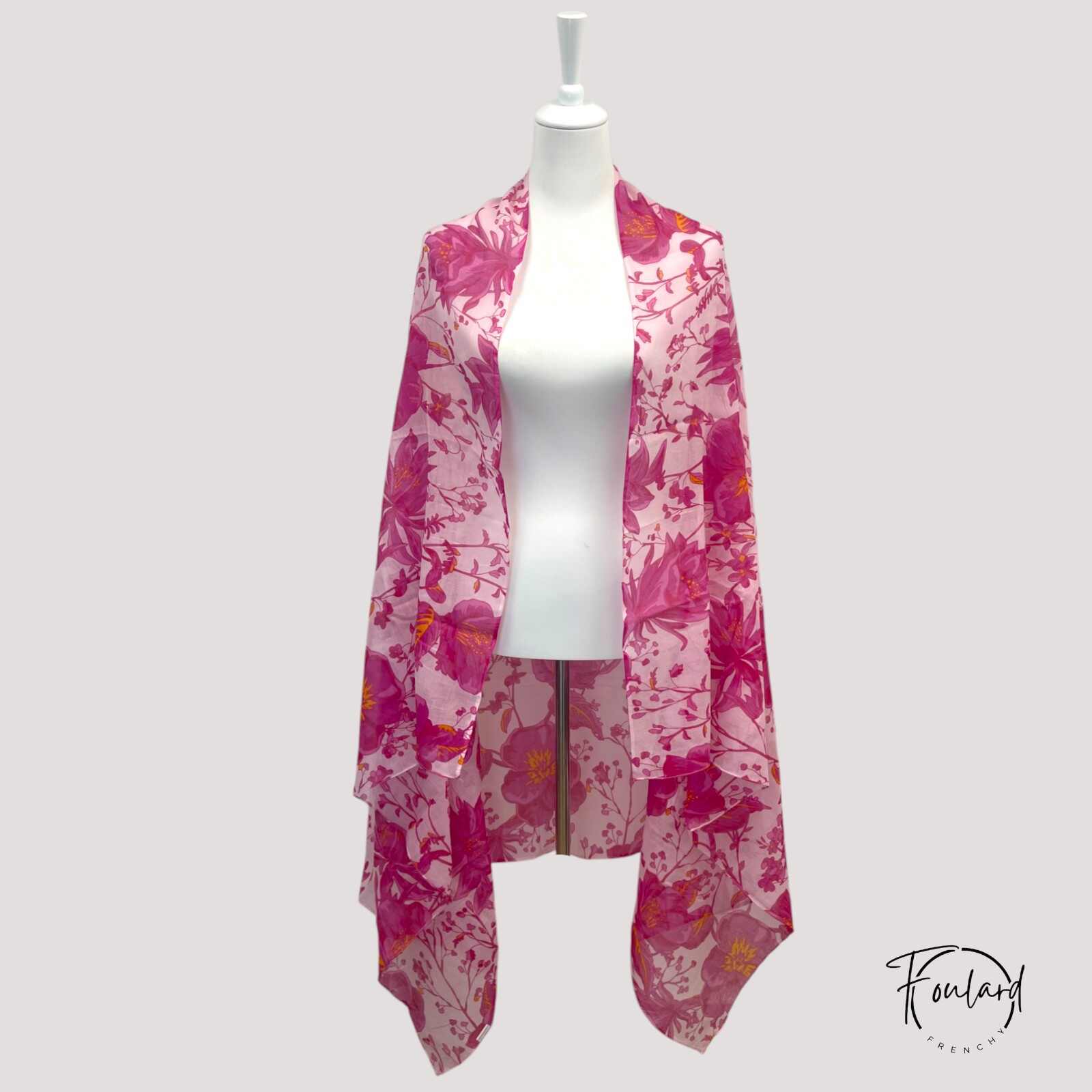 Détail des fleurs roses et violettes sur le foulard
