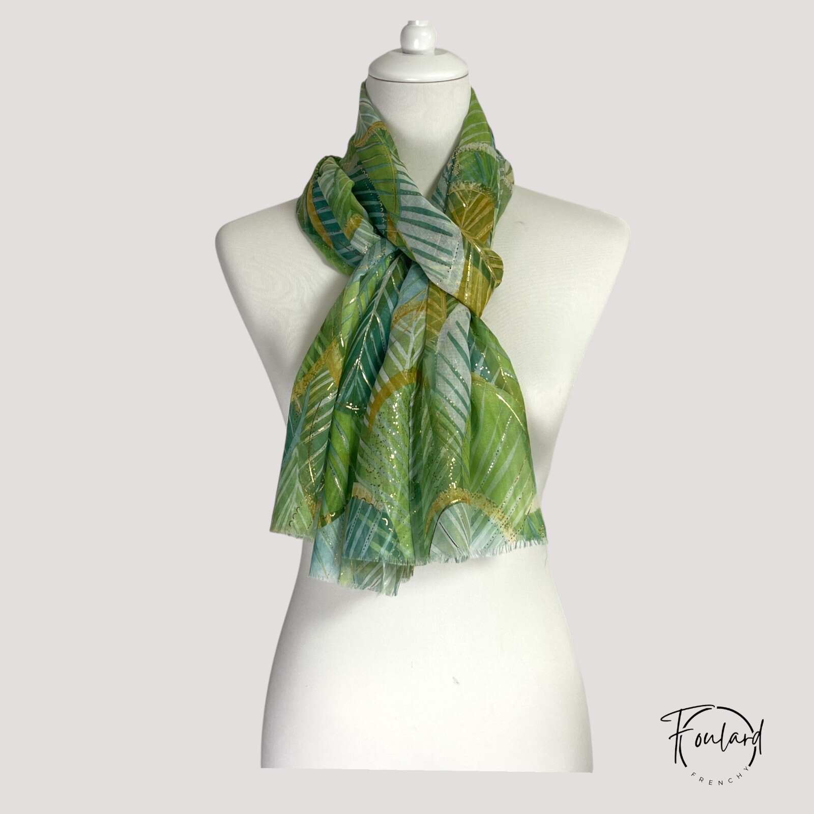 Vue d'ensemble du foulard vert avec fils dorés