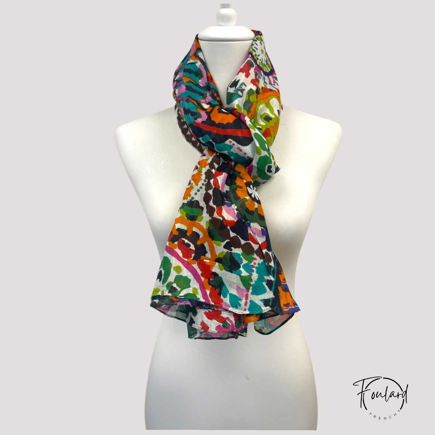 Foulard bohème porté en turban, style artistique