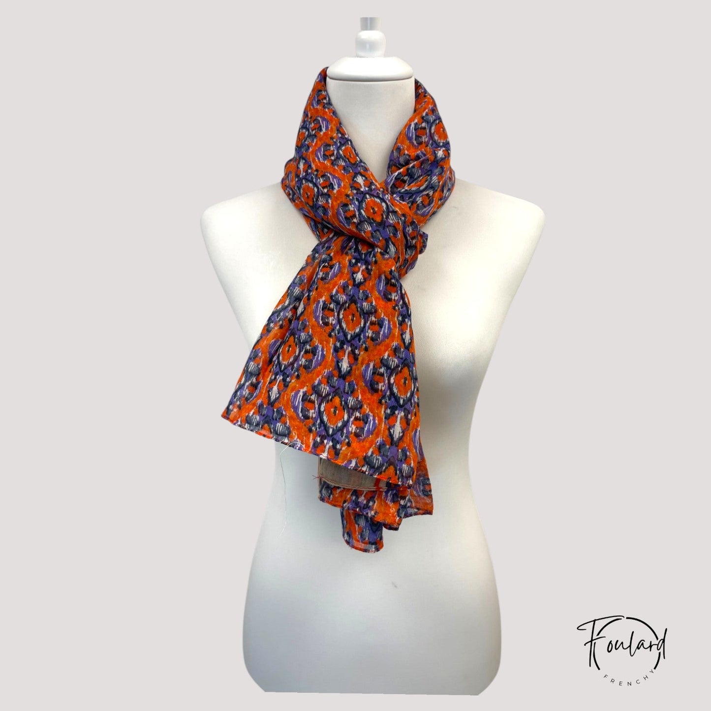 Foulard rectangulaire drapé sur mannequin, texture légère
