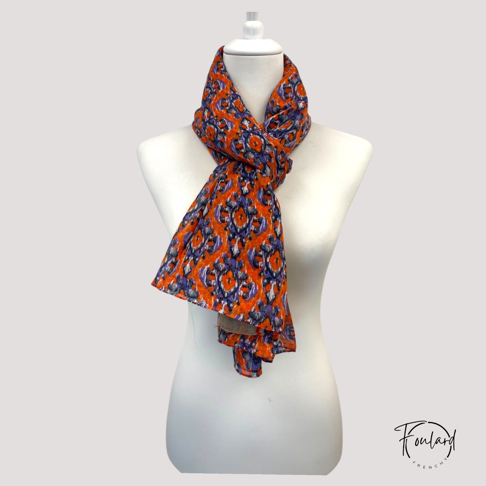 Foulard rectangulaire drapé sur mannequin, texture légère