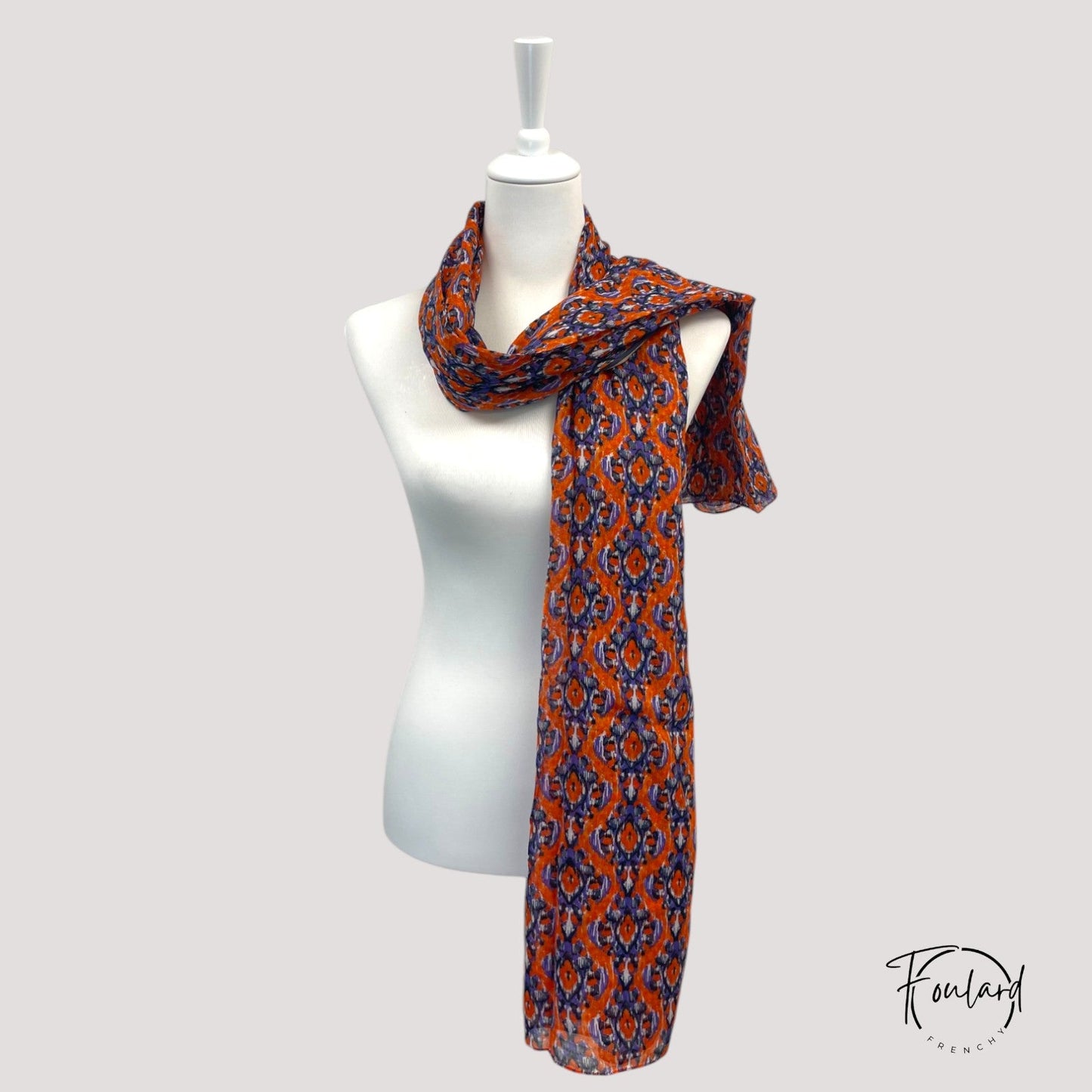 Détail du bord beige contrastant du foulard en coton