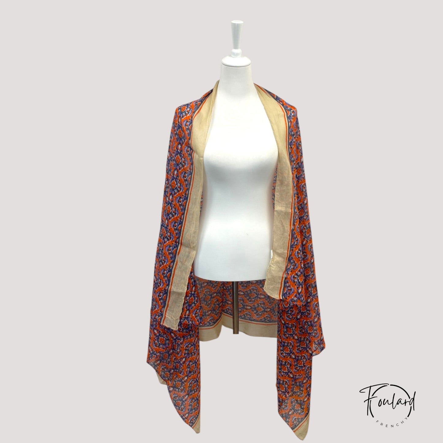 Foulard ethnique rouge et violet avec motifs géométriques