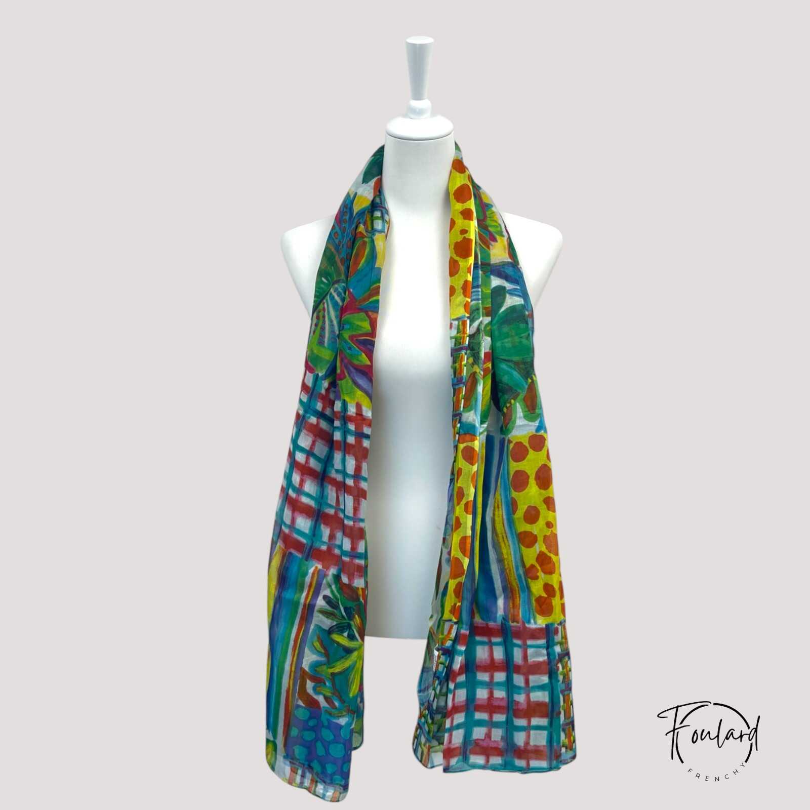 Vue rapprochée des coutures soignées du foulard en coton